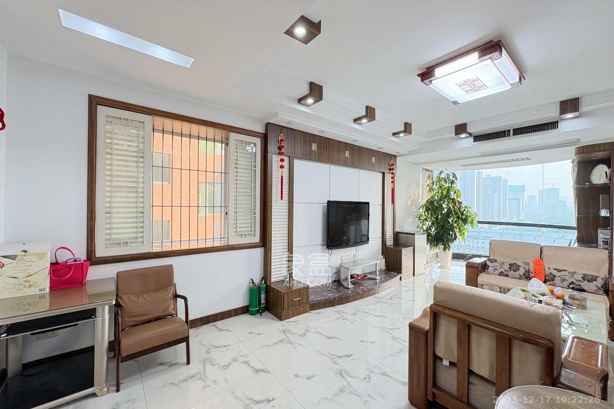 金色华庭  4室2厅2卫    162.0万客厅