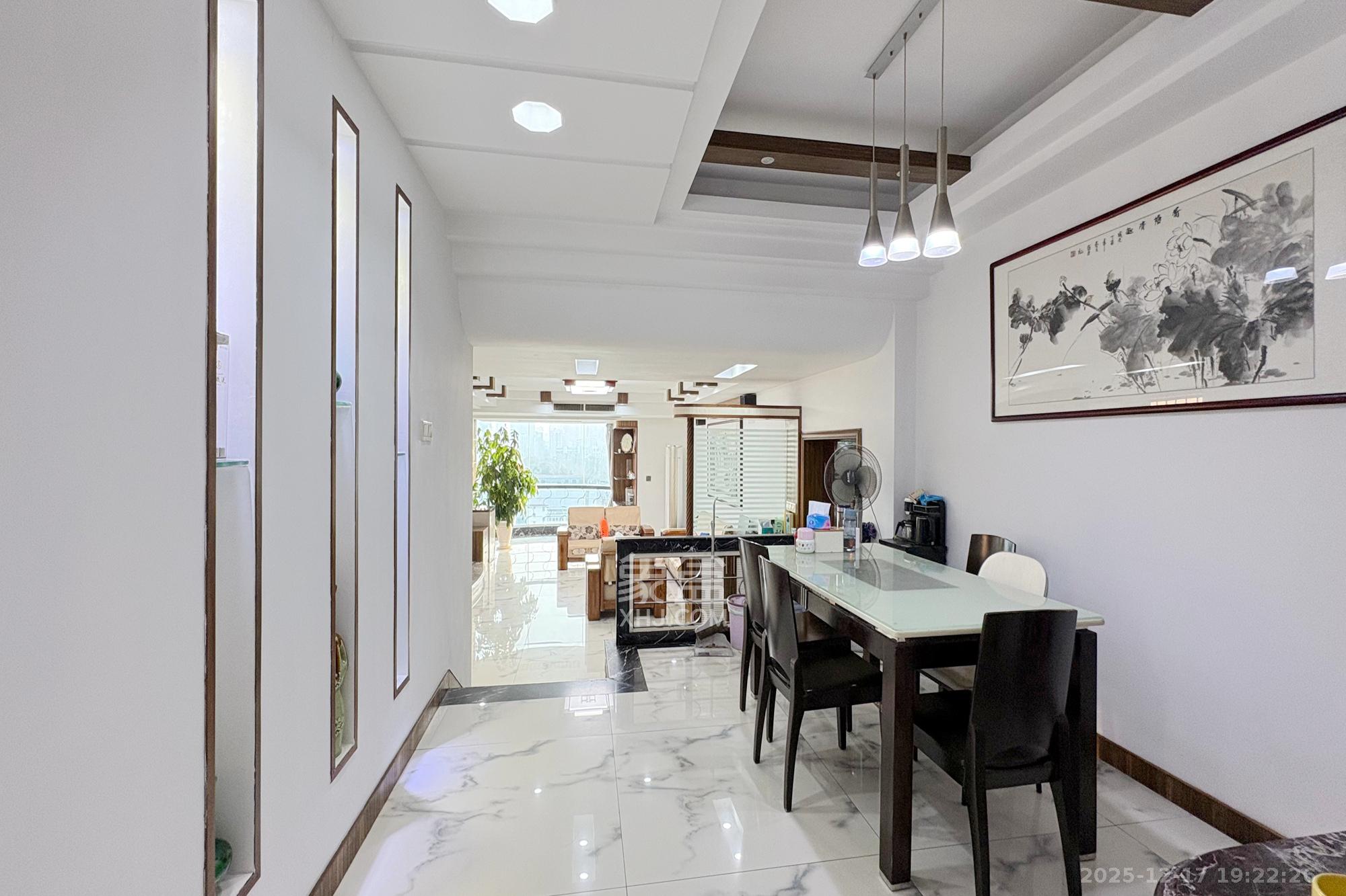 金色华庭  4室2厅2卫    162.0万客厅