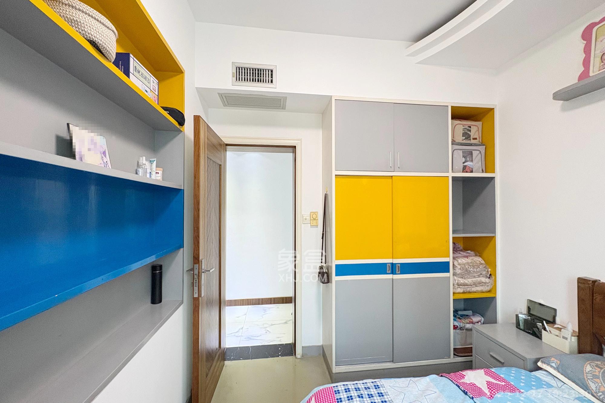 金色华庭  4室2厅2卫    162.0万卧室