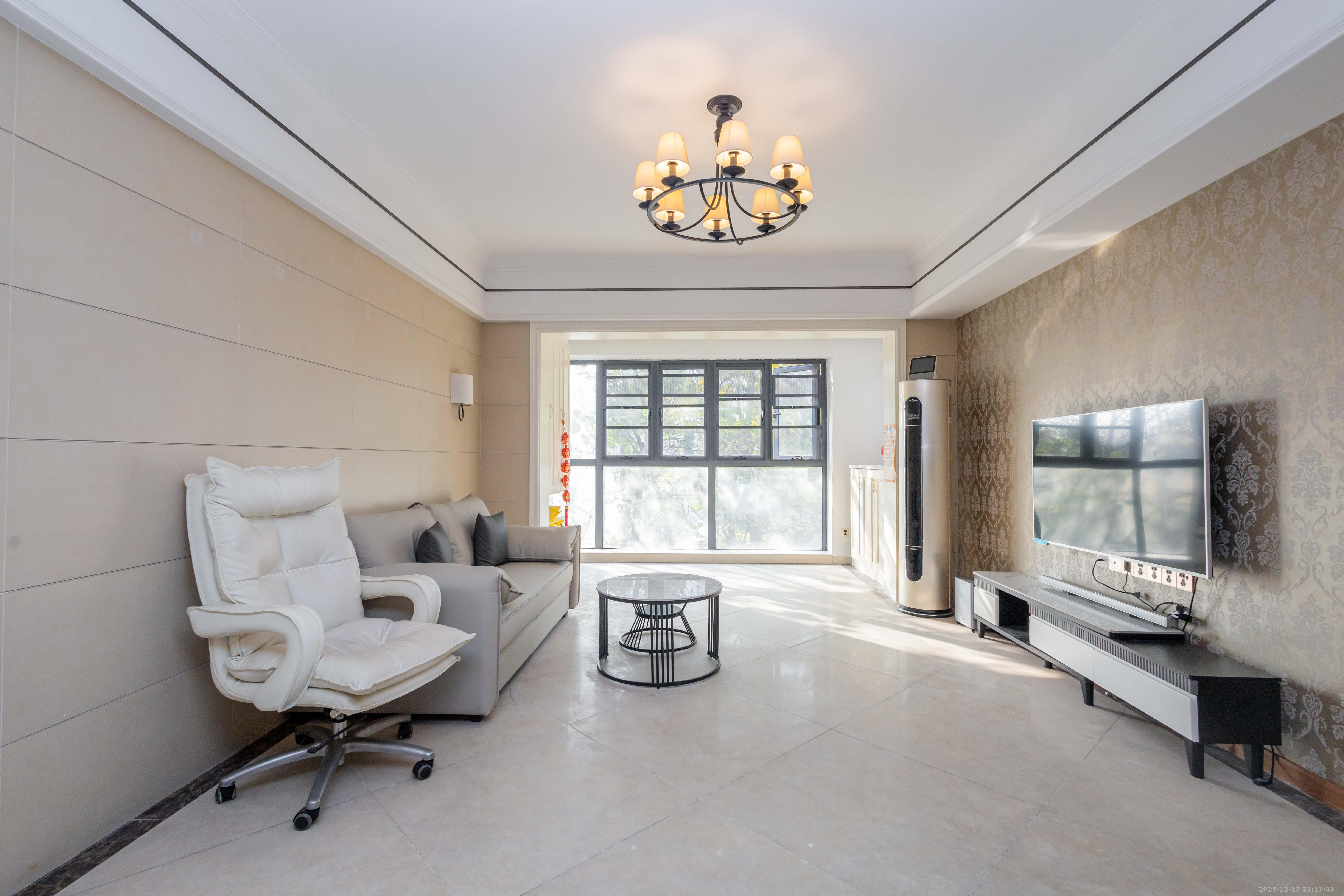 中房瑞致国际  3室2厅2卫    115.0万客厅