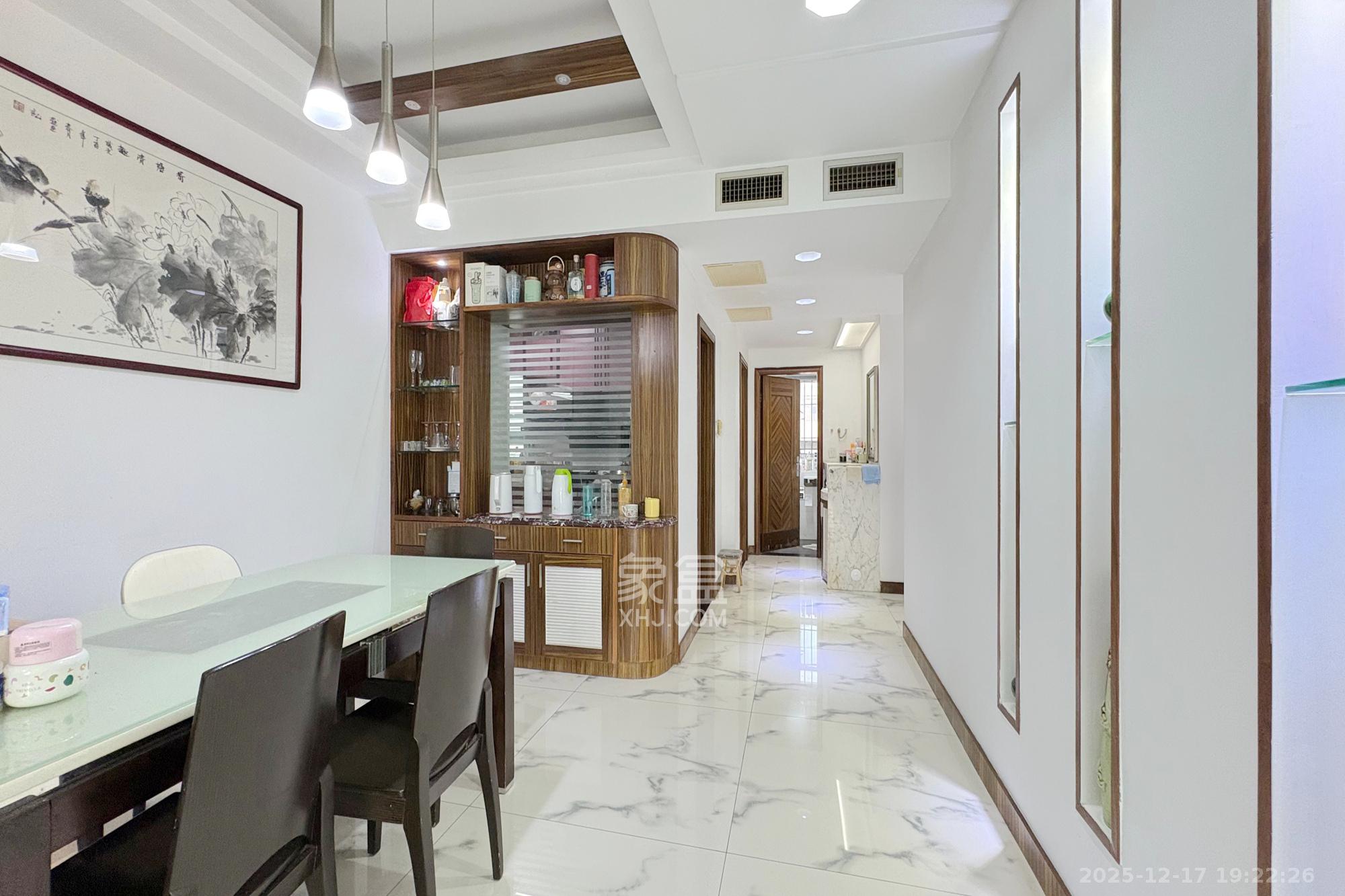 金色华庭  4室2厅2卫    162.0万客厅