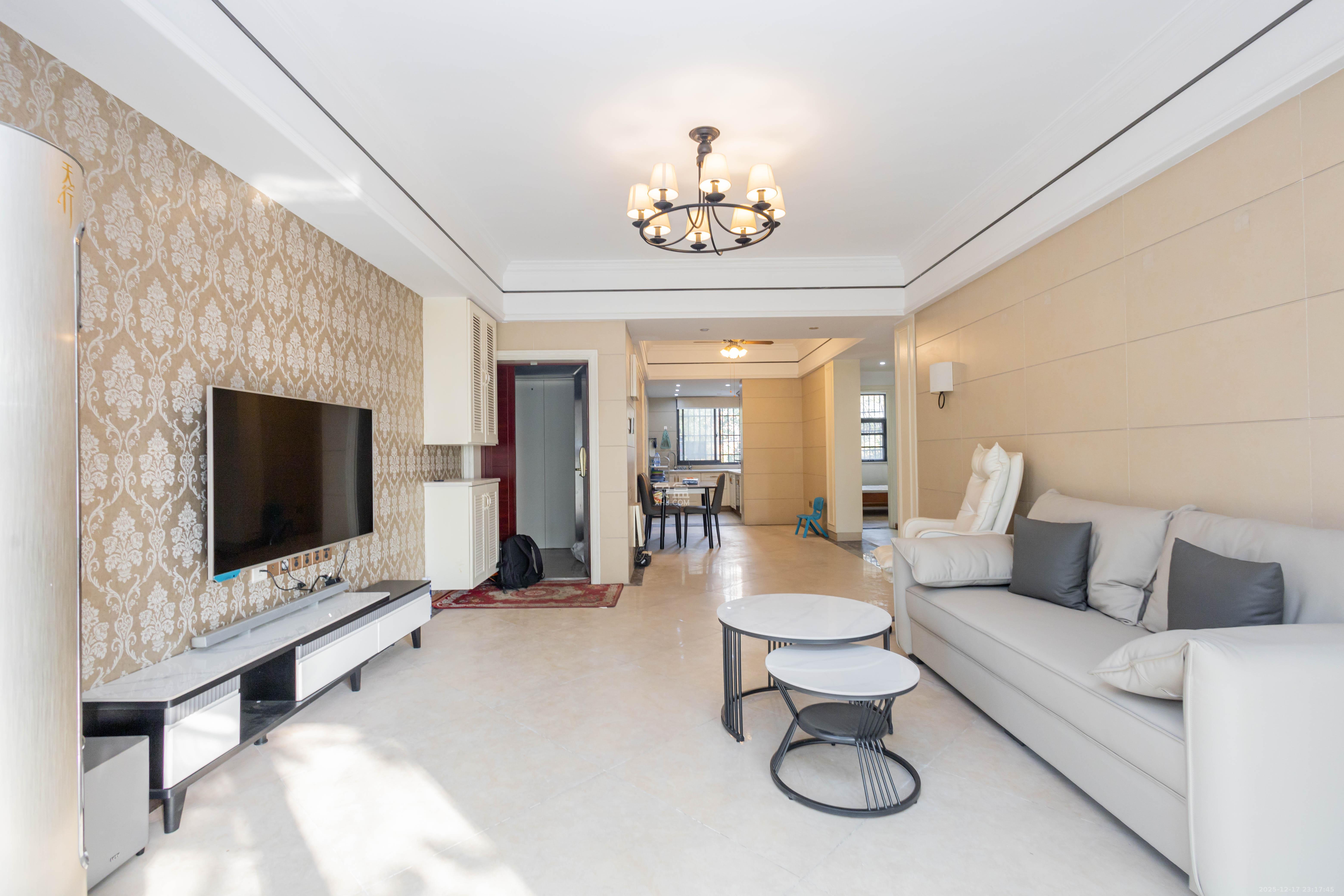 中房瑞致国际  3室2厅2卫    115.0万客厅