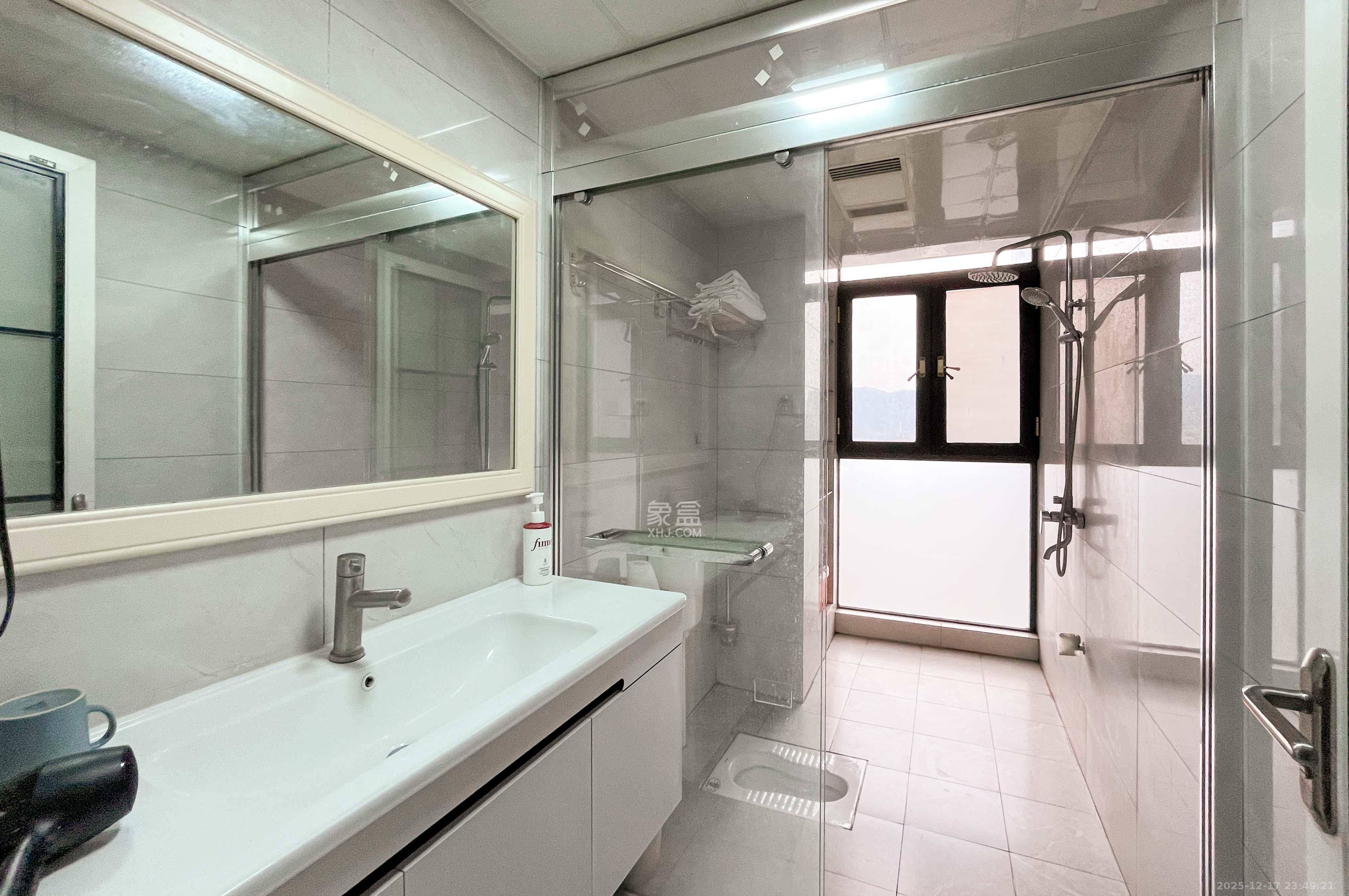 中建梅溪湖中心  4室2厅2卫    192.0万卫生间