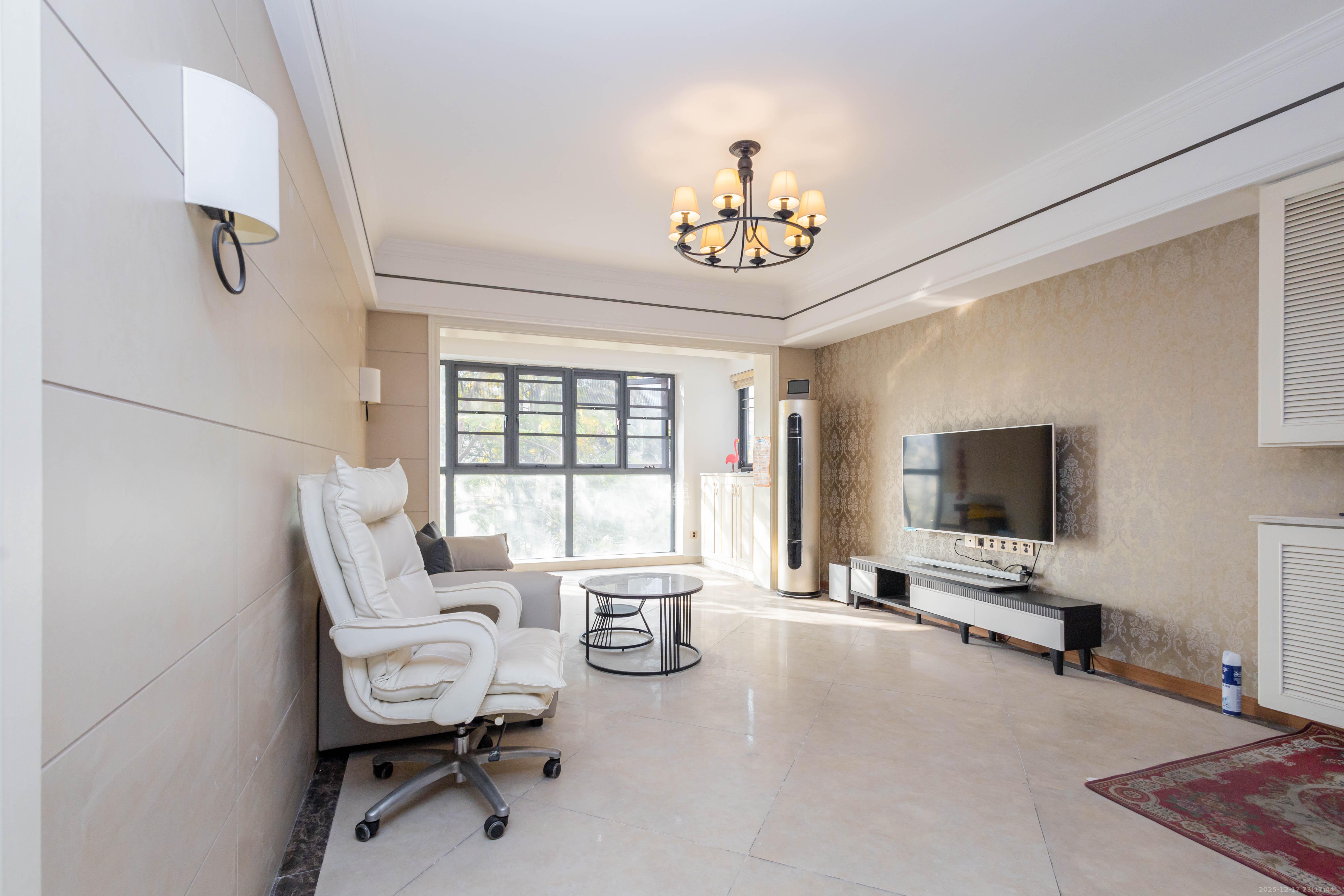 中房瑞致国际  3室2厅2卫    115.0万客厅