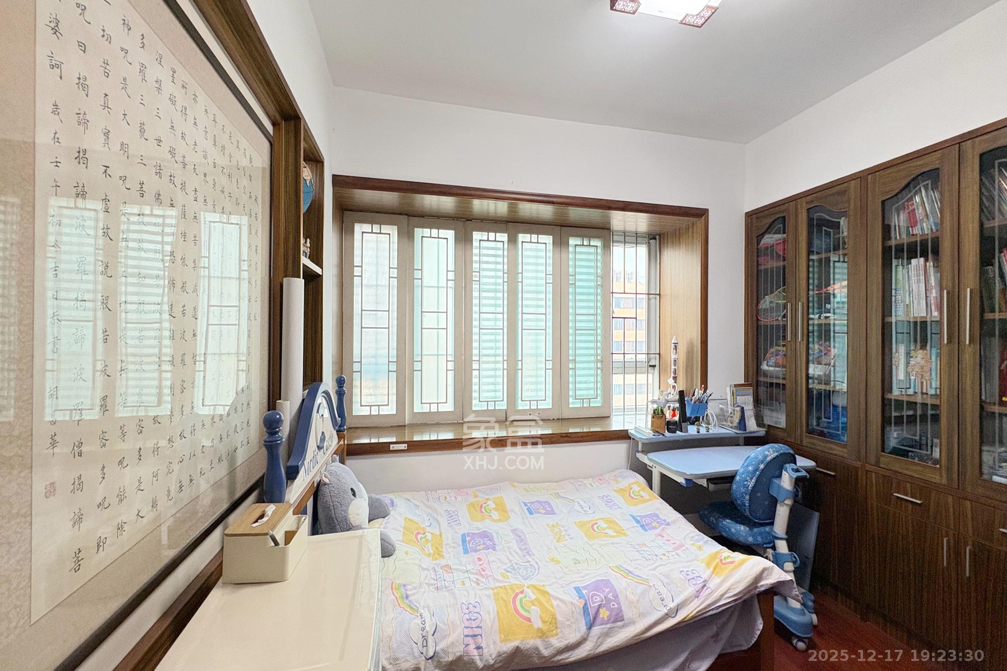 金色华庭  4室2厅2卫    162.0万卧室