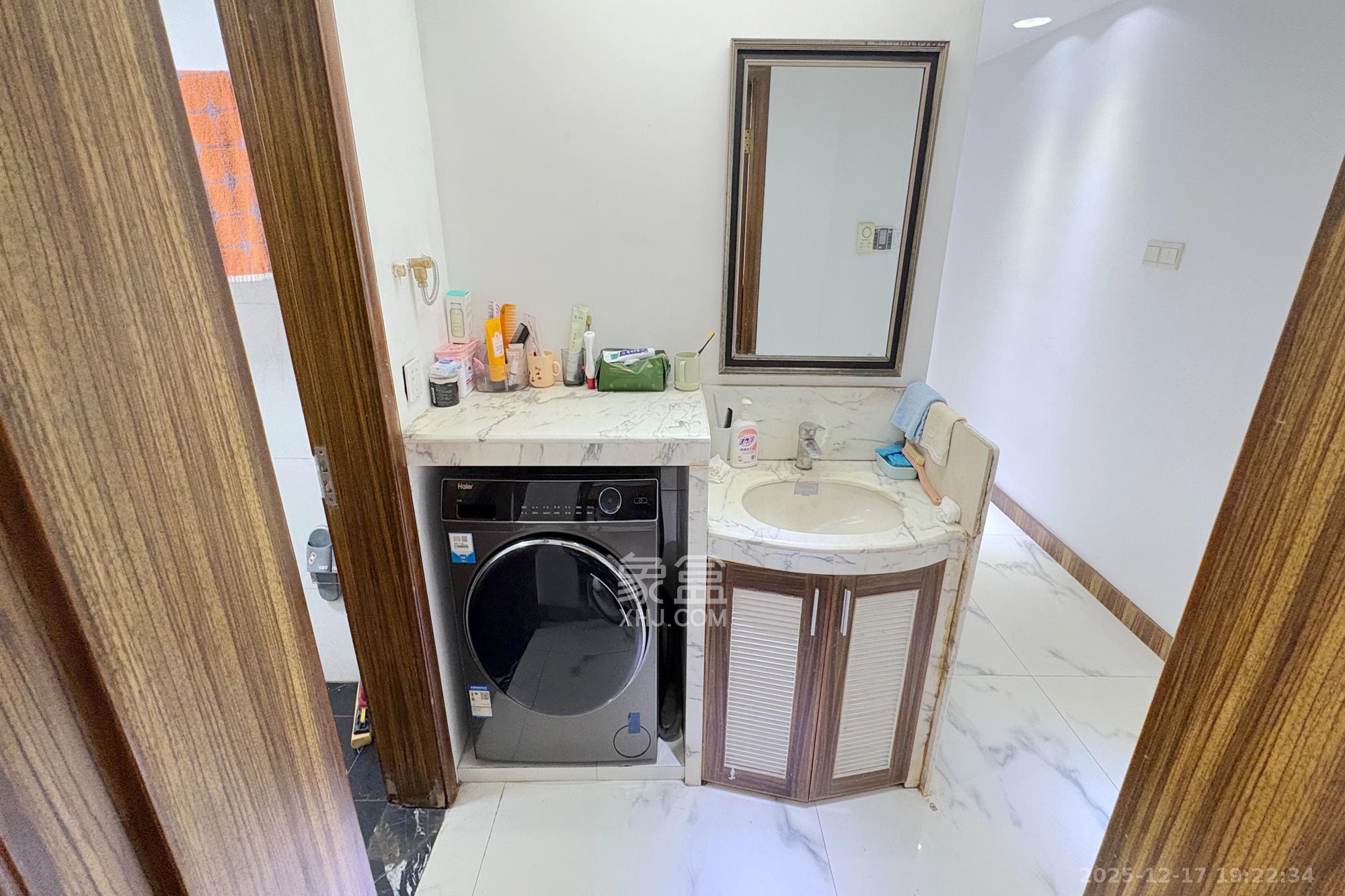 金色华庭  4室2厅2卫    162.0万卫生间