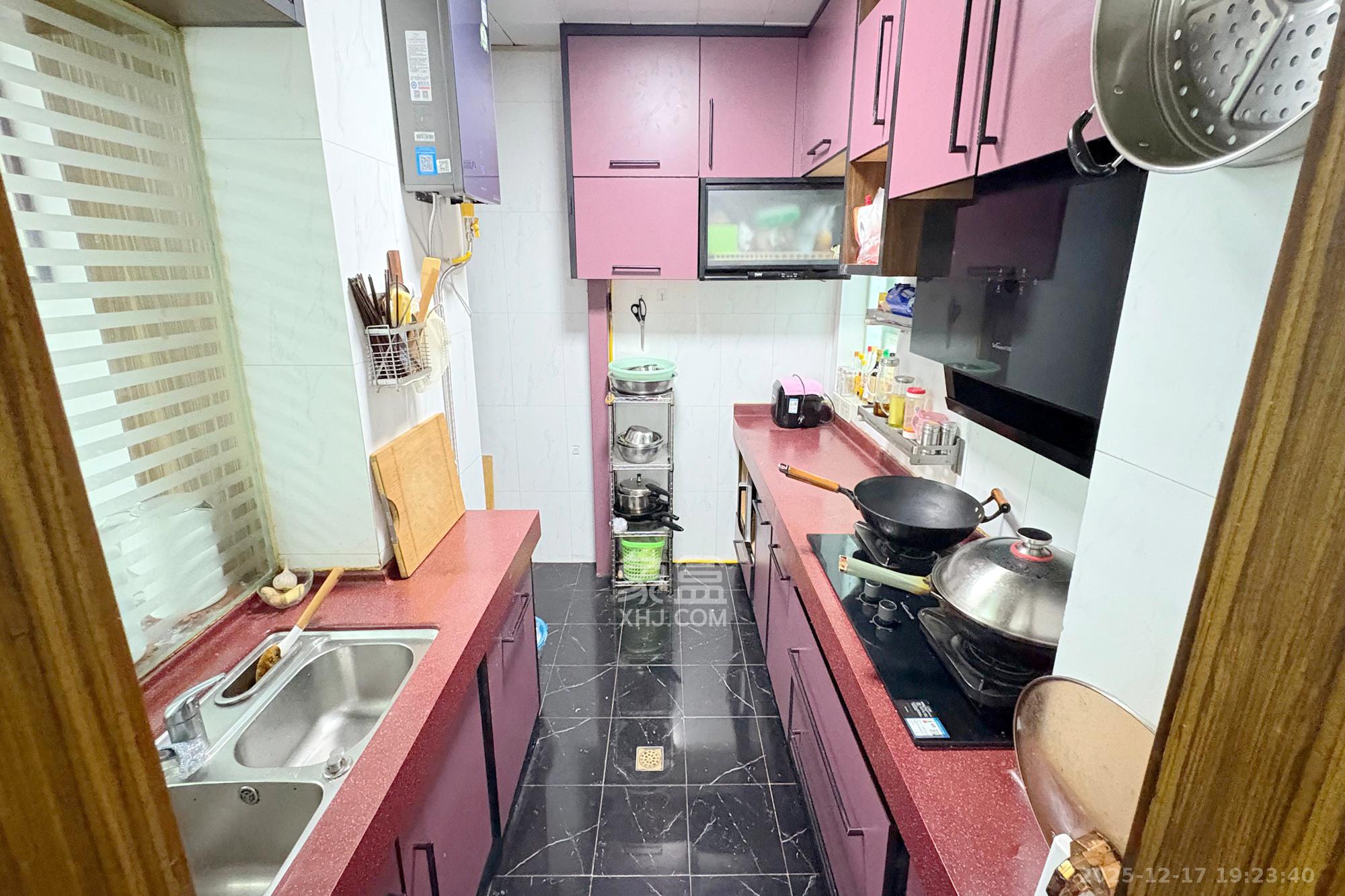 金色华庭  4室2厅2卫    162.0万厨房