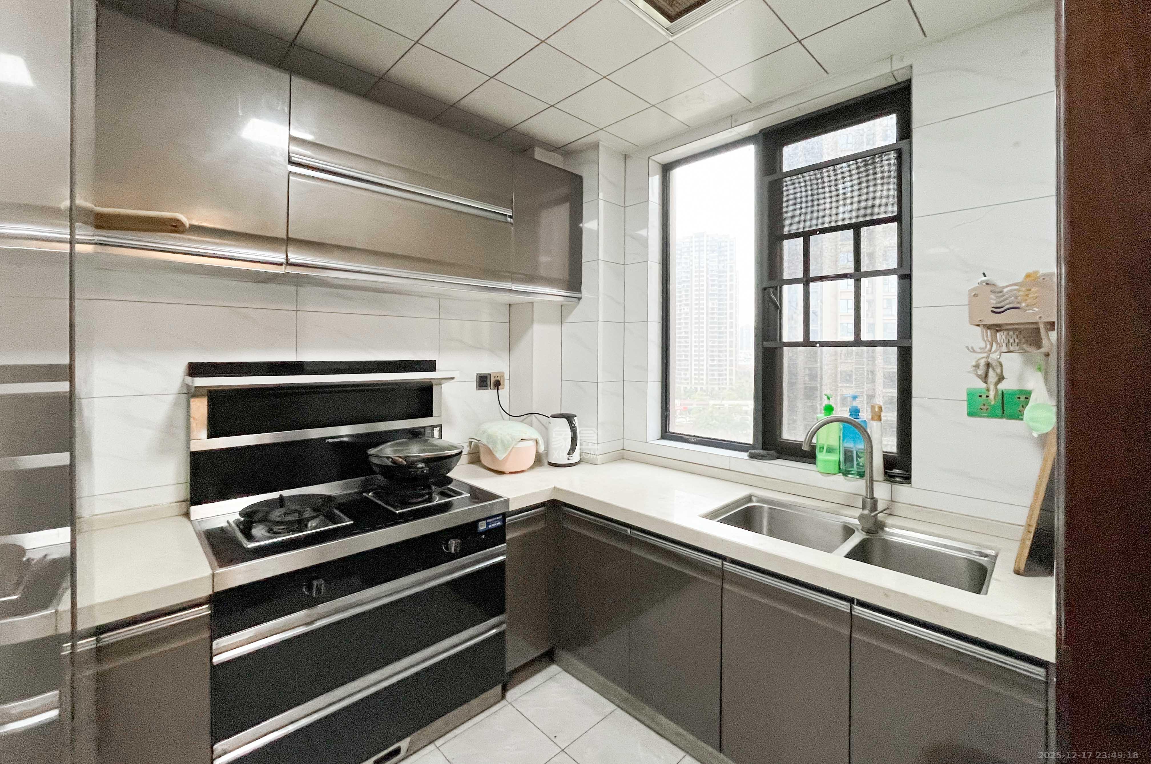 中建梅溪湖中心  4室2厅2卫    192.0万厨房