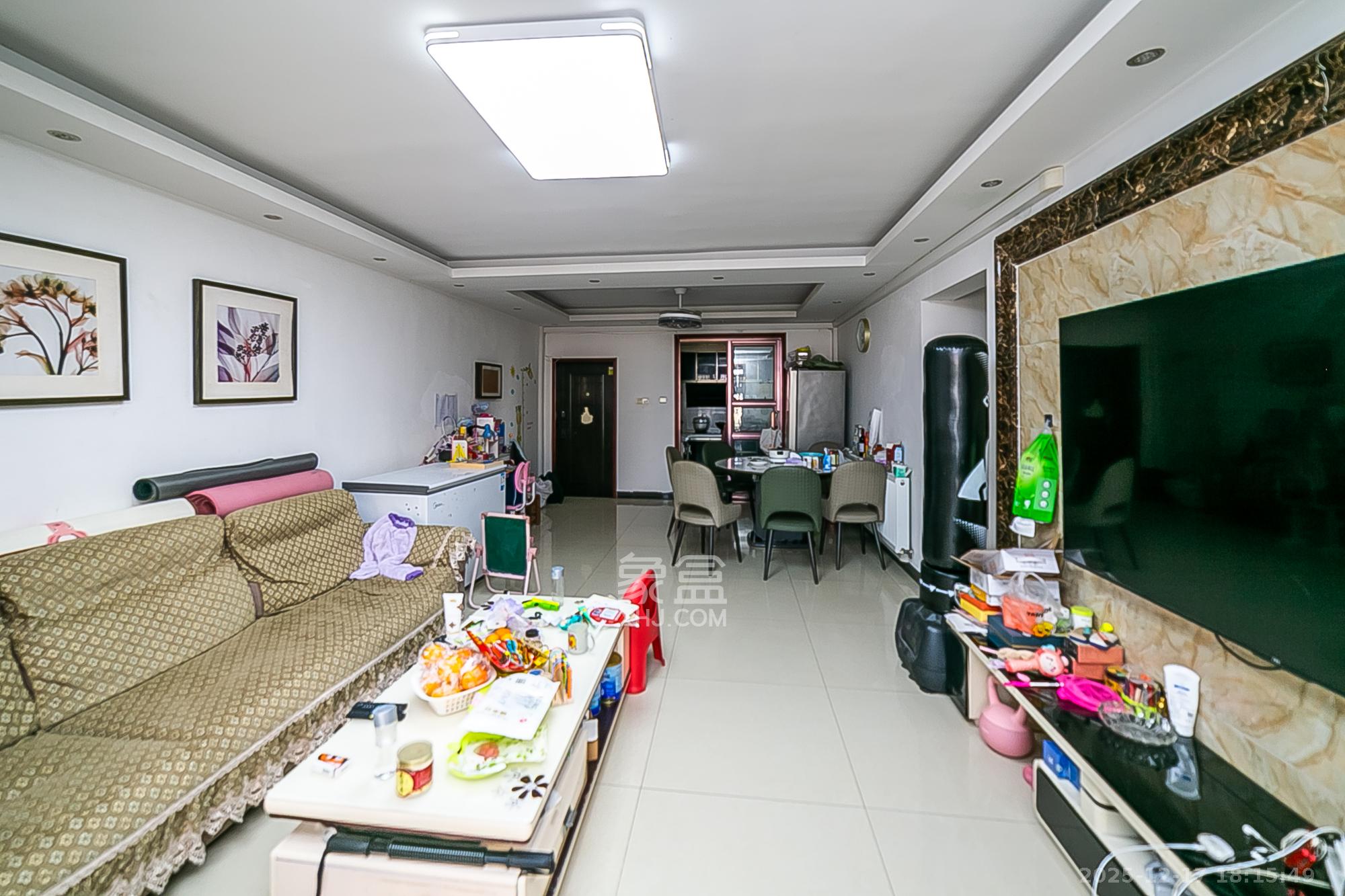 金碧文华  4室2厅2卫    108.0万客厅