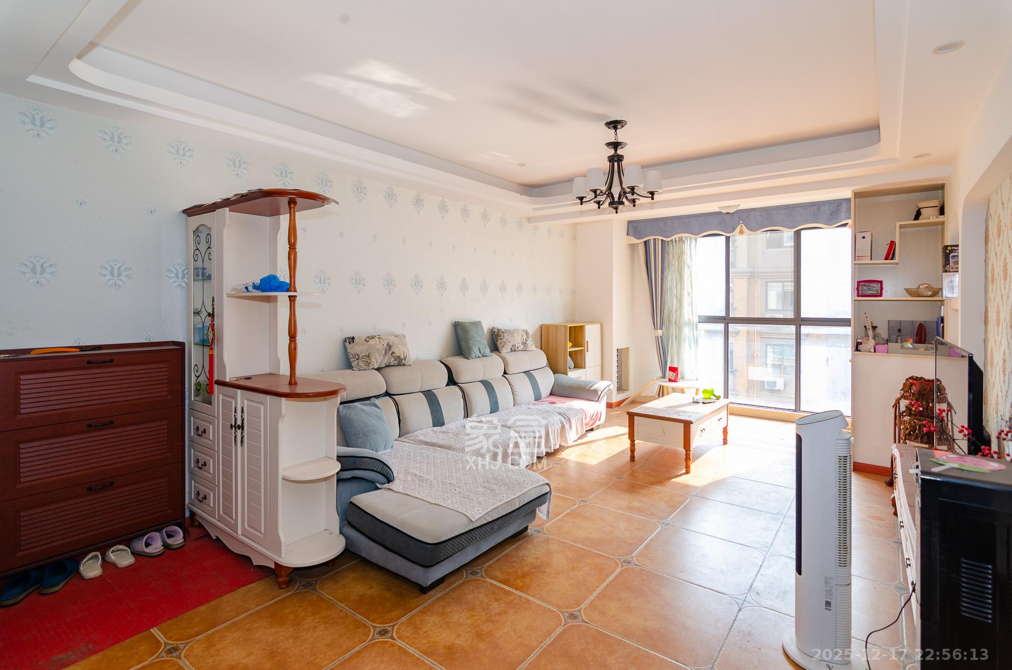 澳海澜庭 3室2厅1卫 52.0万 澳海澜庭 3室2厅1卫 52.0万客厅