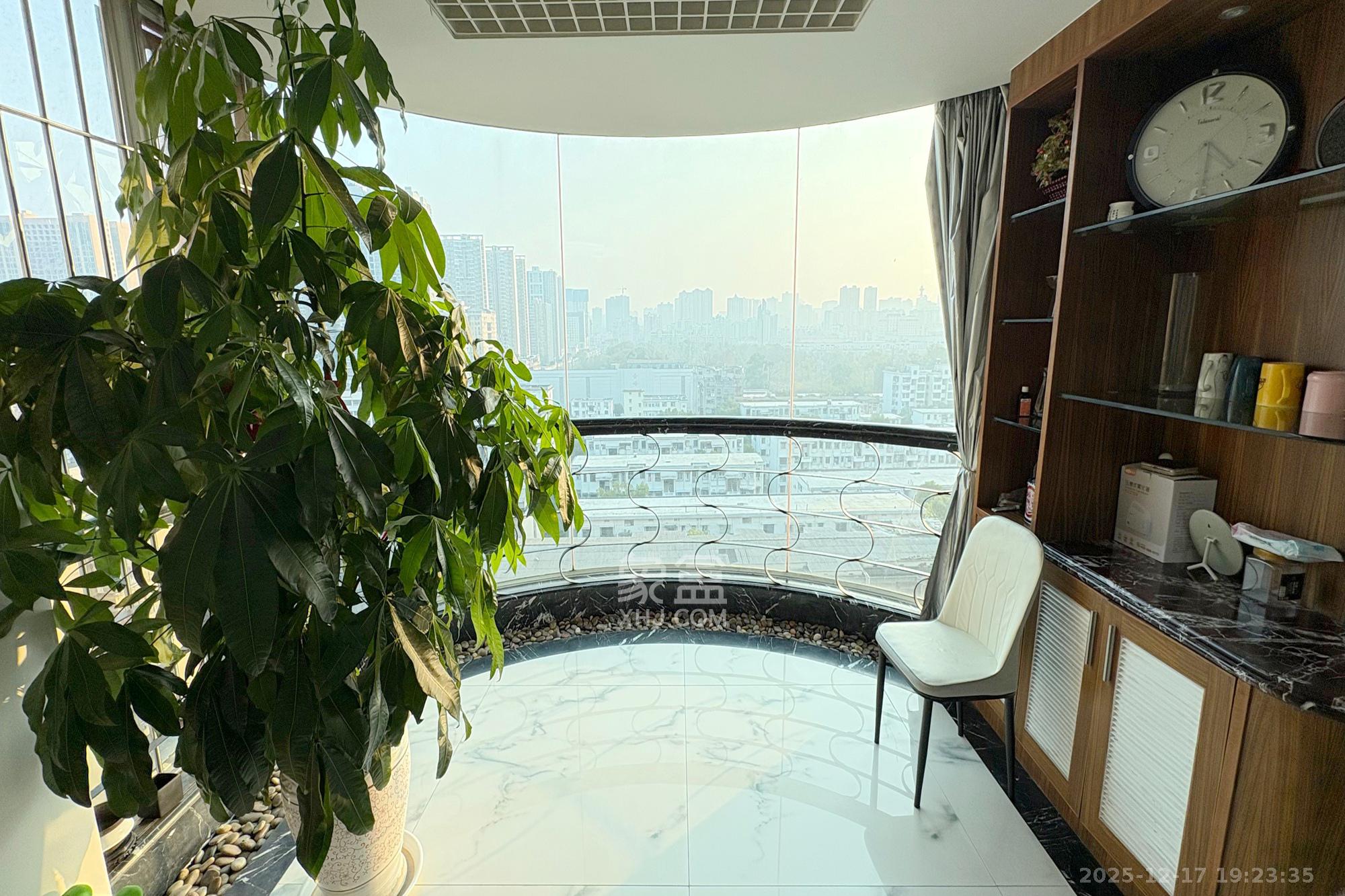 金色华庭  4室2厅2卫    162.0万阳台