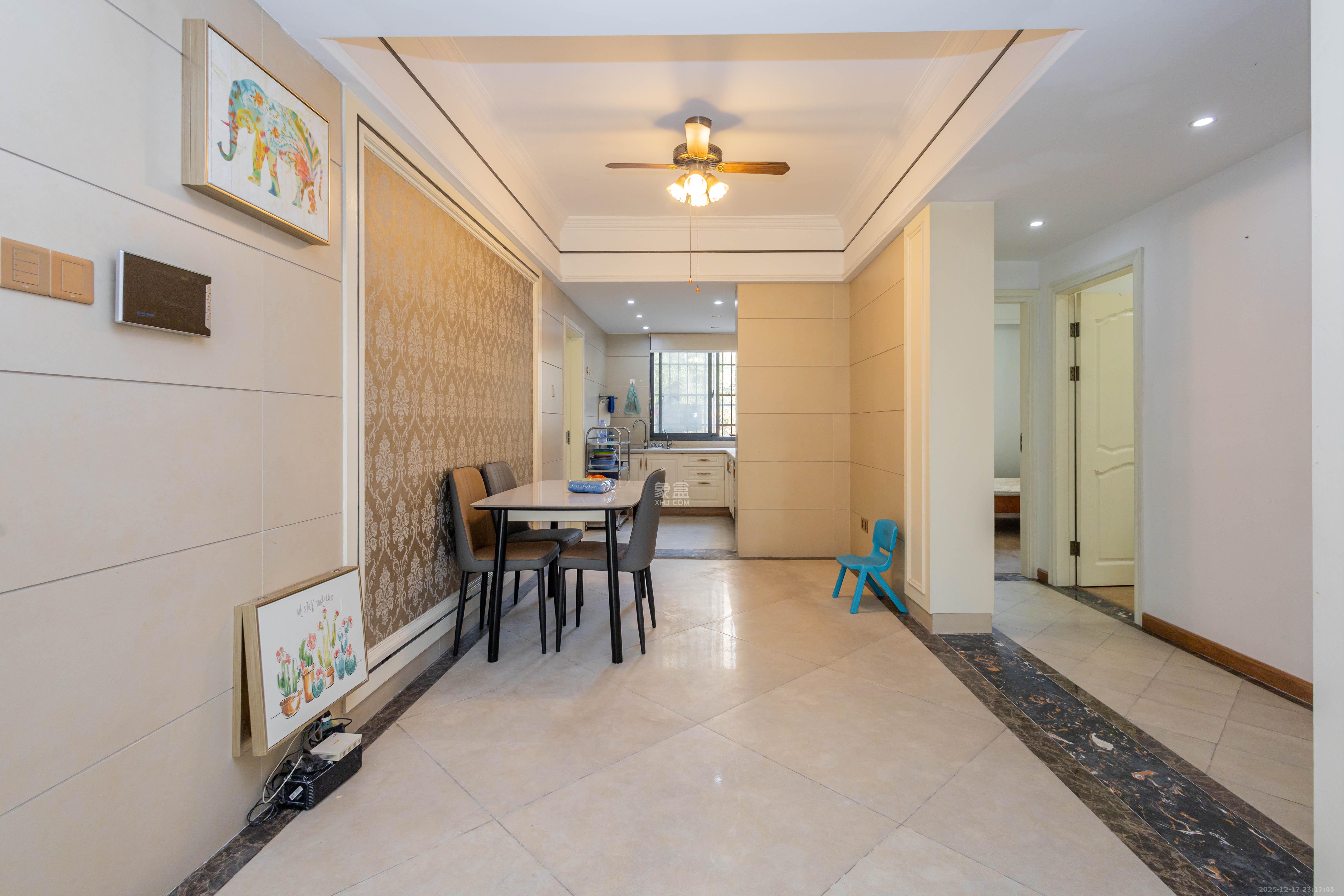 中房瑞致国际  3室2厅2卫    115.0万客厅