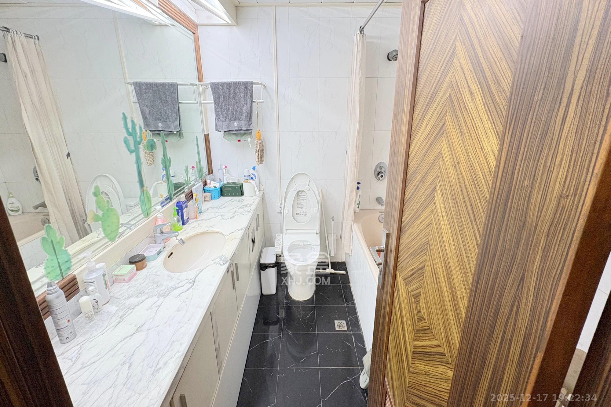 金色华庭  4室2厅2卫    162.0万卫生间