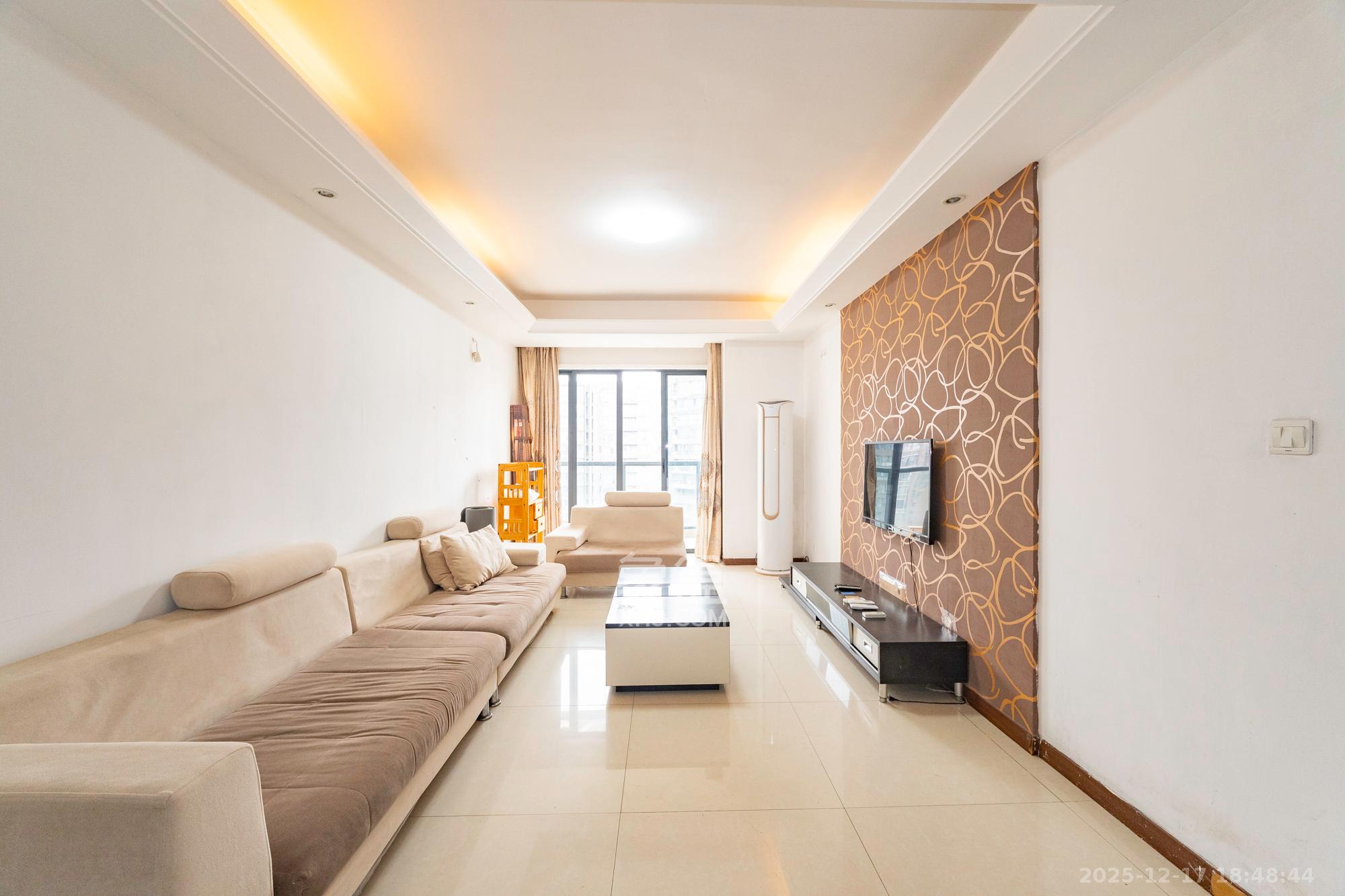 藏珑湖上国际花园  3室2厅2卫    98.0万