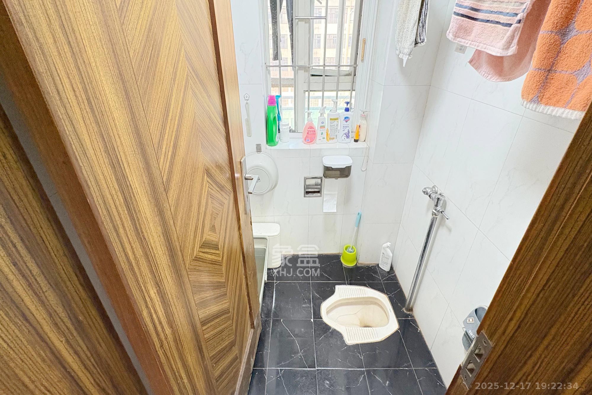 金色华庭  4室2厅2卫    162.0万卫生间