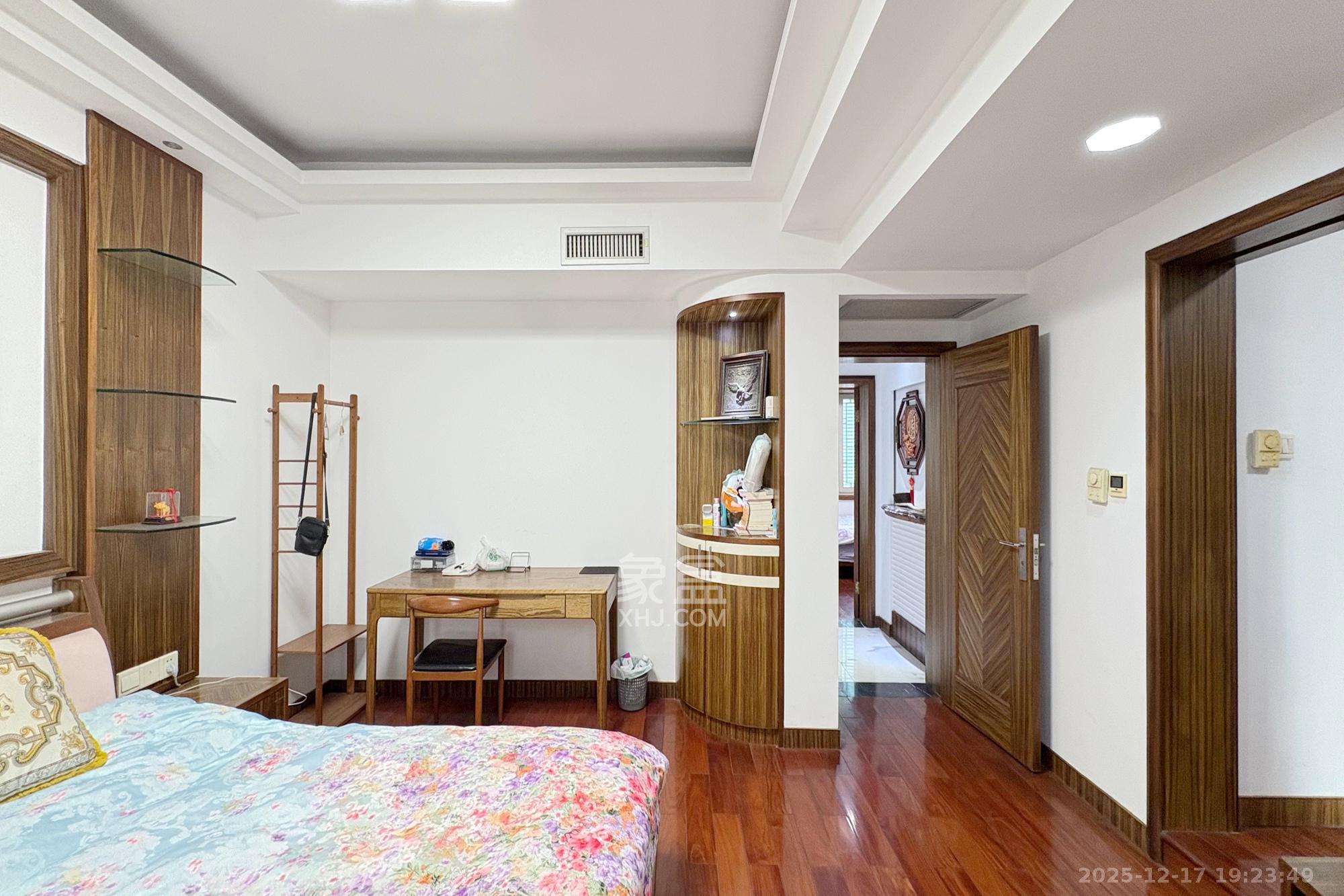 金色华庭  4室2厅2卫    162.0万其他