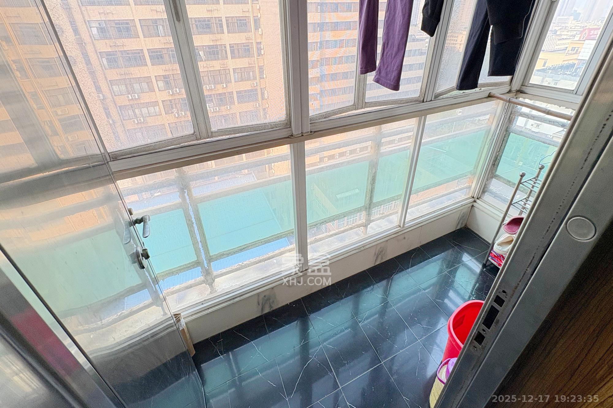 金色华庭  4室2厅2卫    162.0万阳台