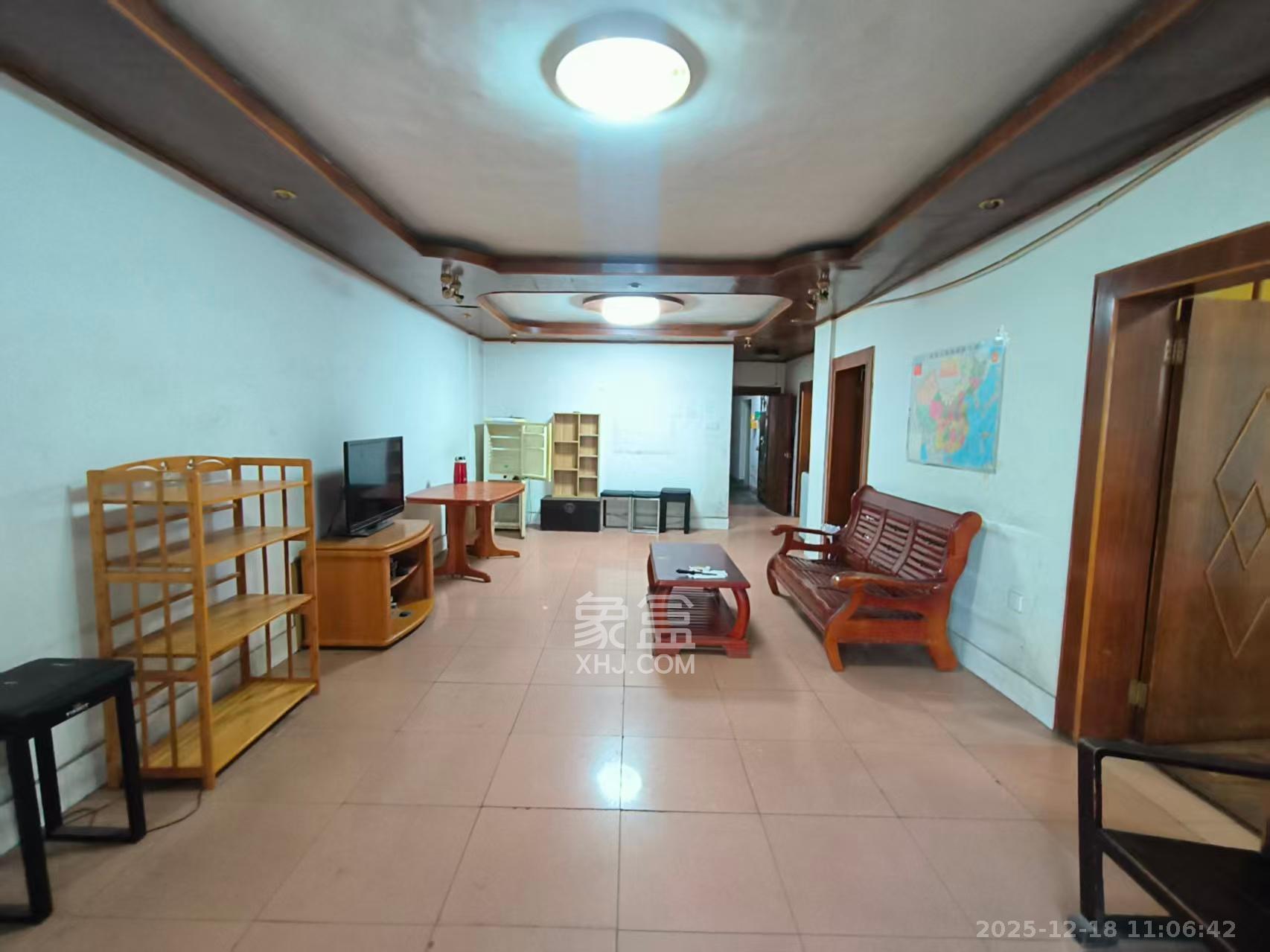 城市花园  3室2厅2卫    2400.0元/月