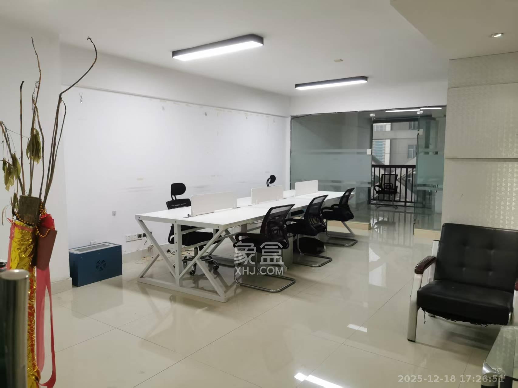 新时代广场  3室2厅1卫    3400.0元/月