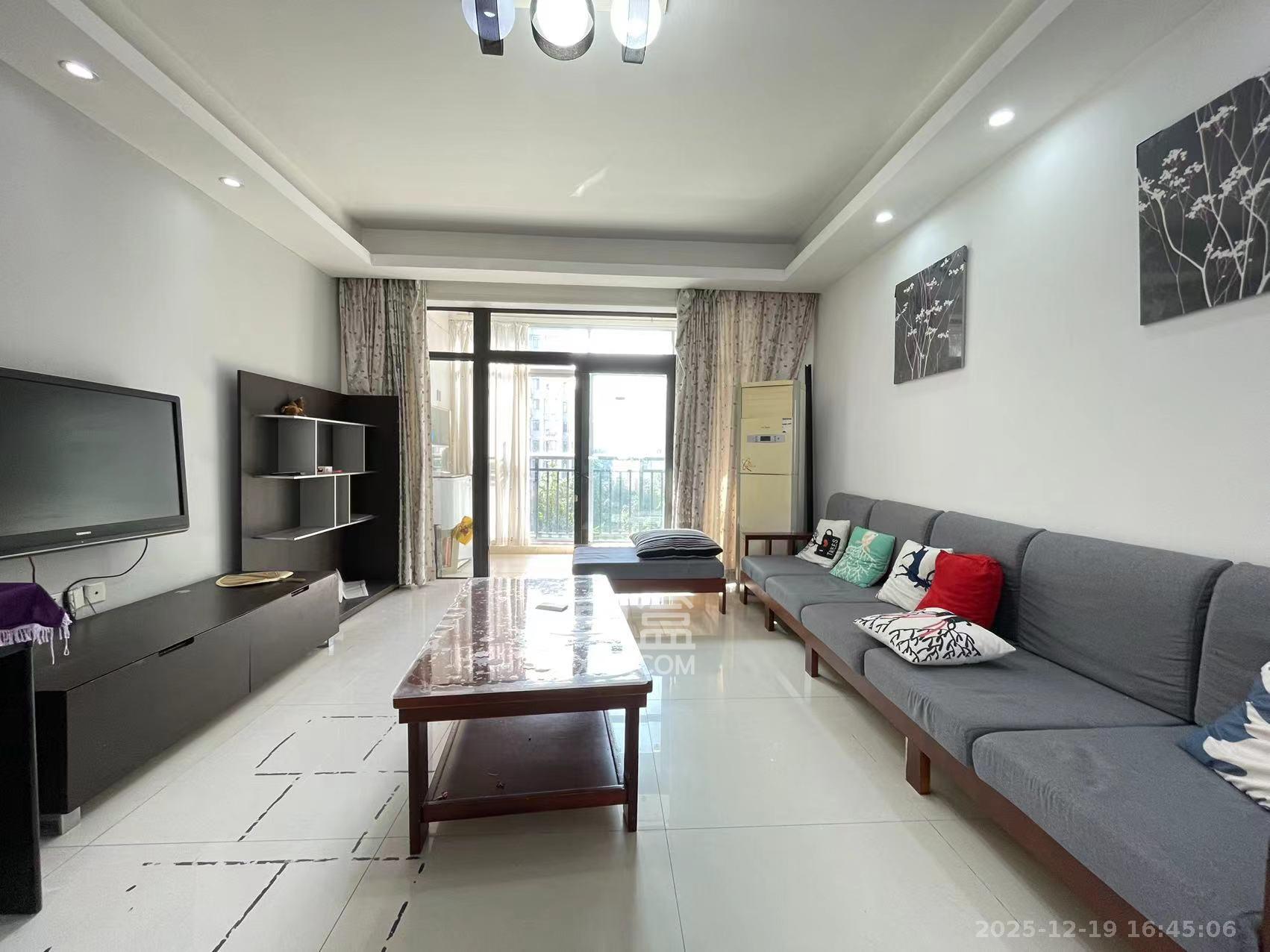 长房东郡  3室2厅2卫    3300.0元/月