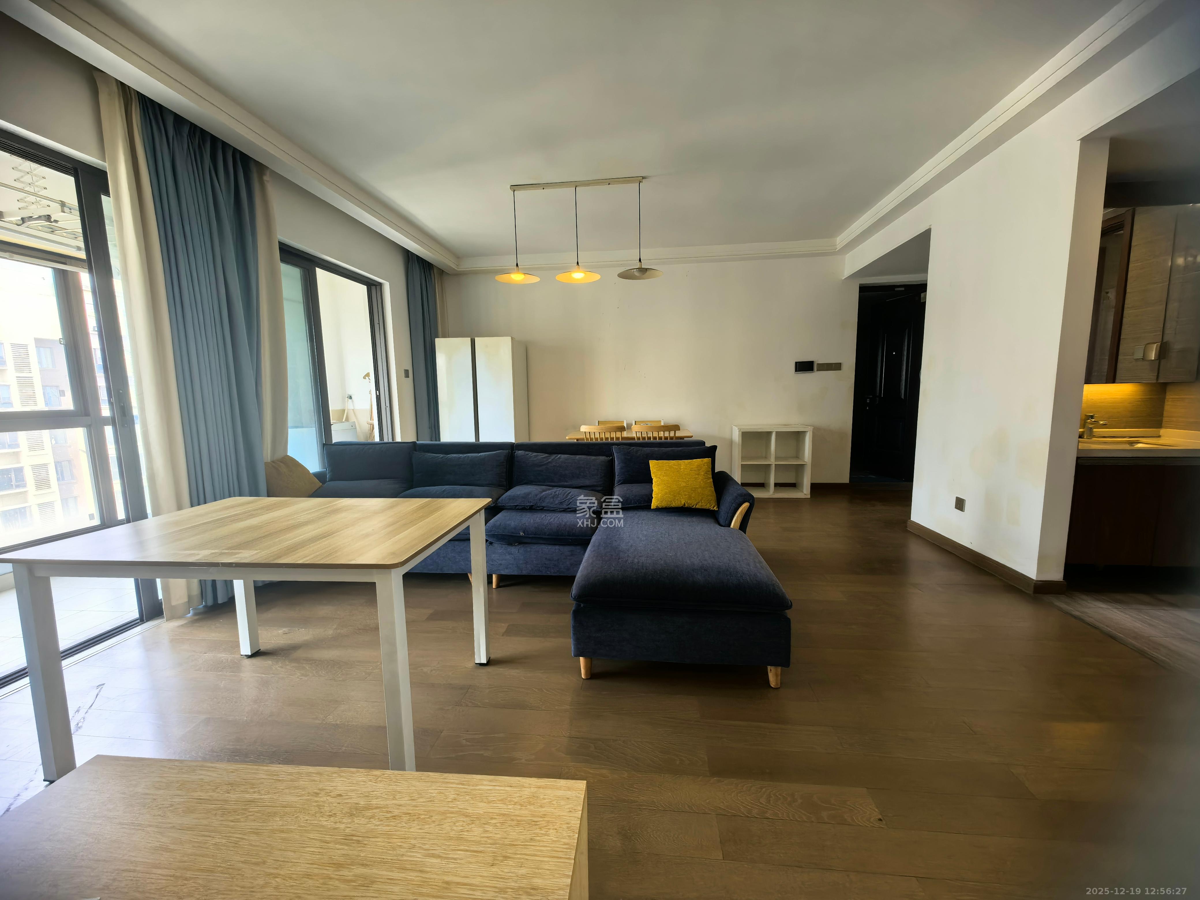 阳光城尚东湾蓝莓苑  4室2厅2卫    2700.0元/月