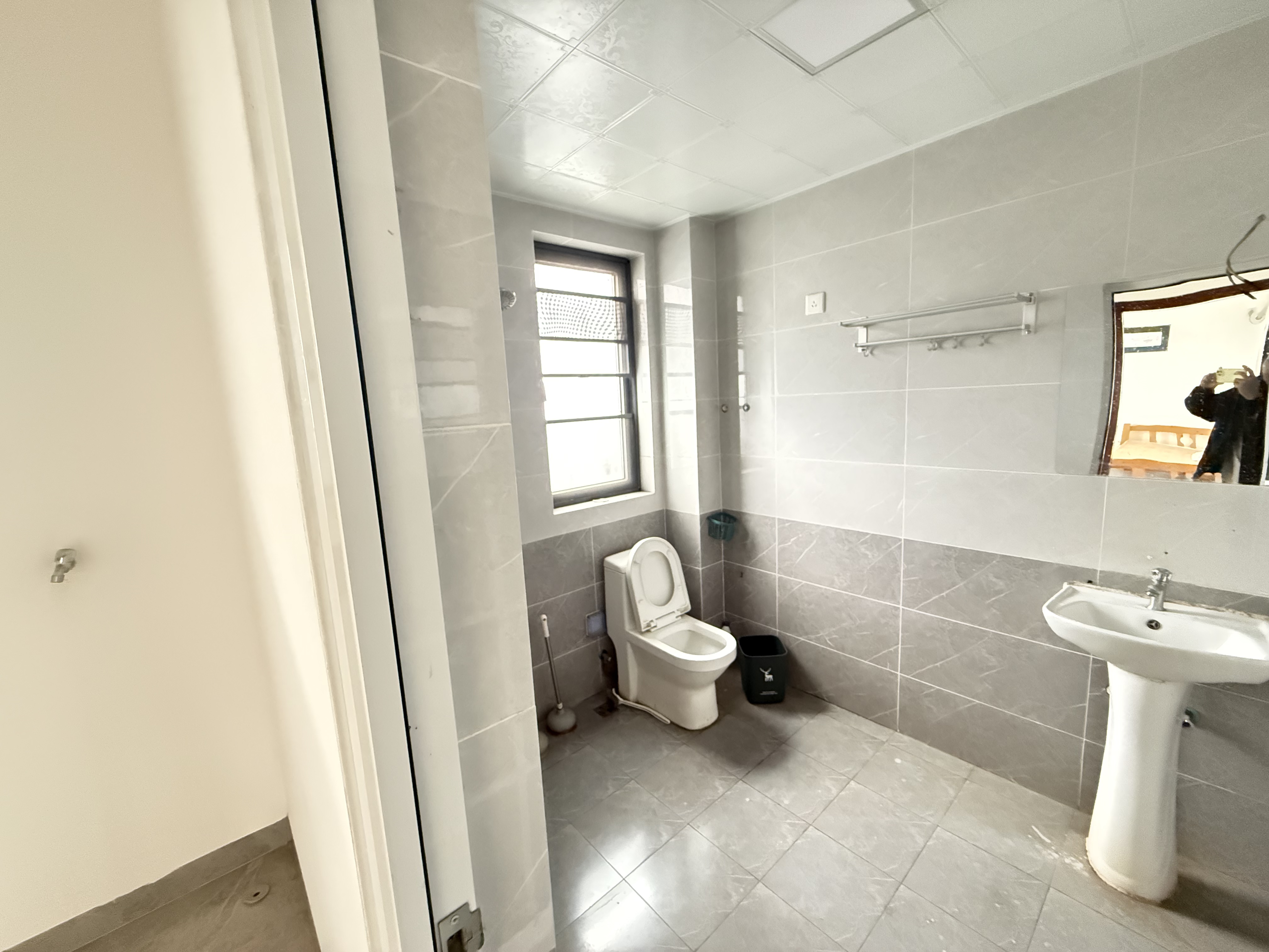 鸿洲江山  8室3厅2卫    11000.0元/月