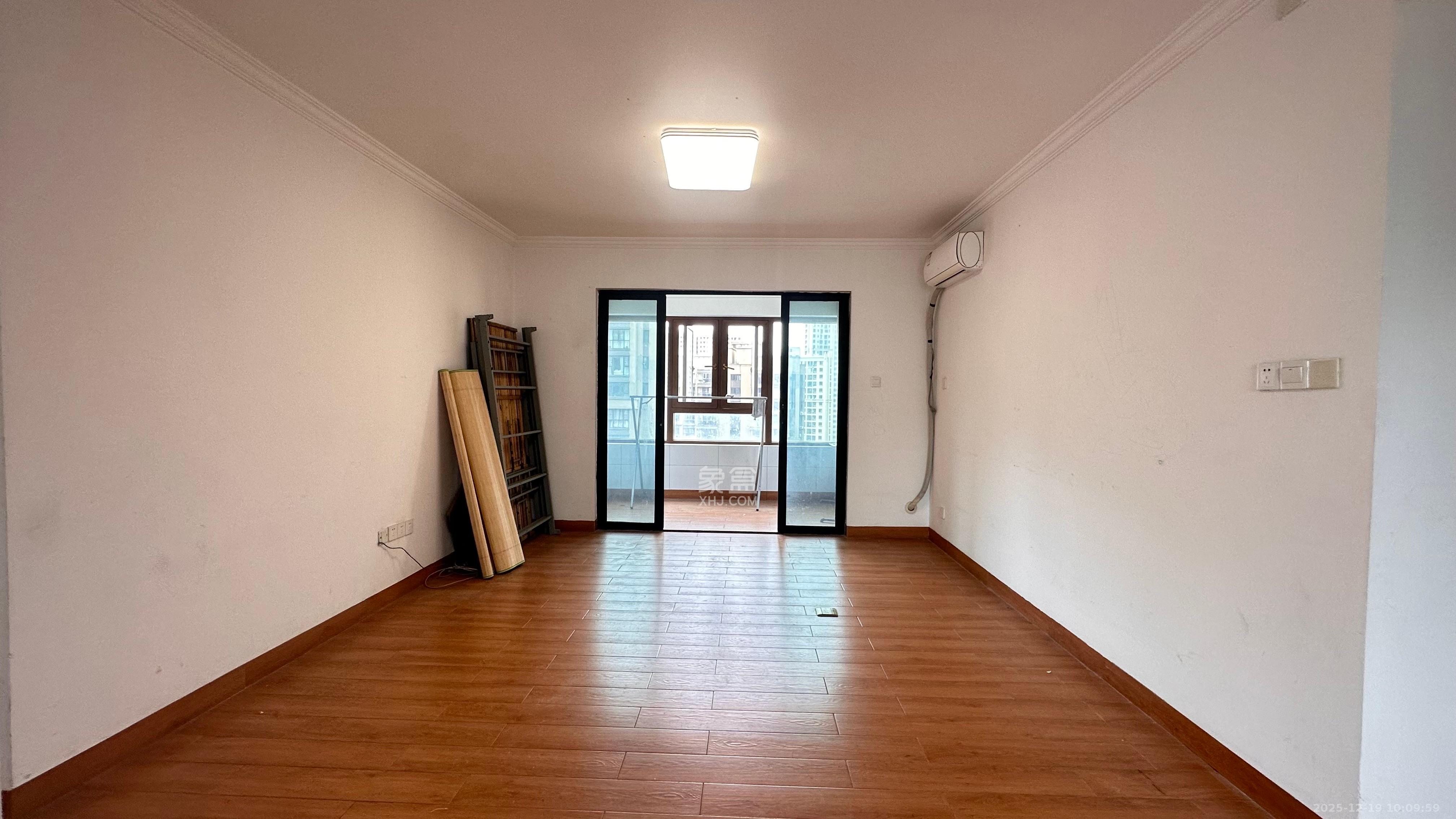 勤诚达境界城  4室2厅2卫    2000.0元/月