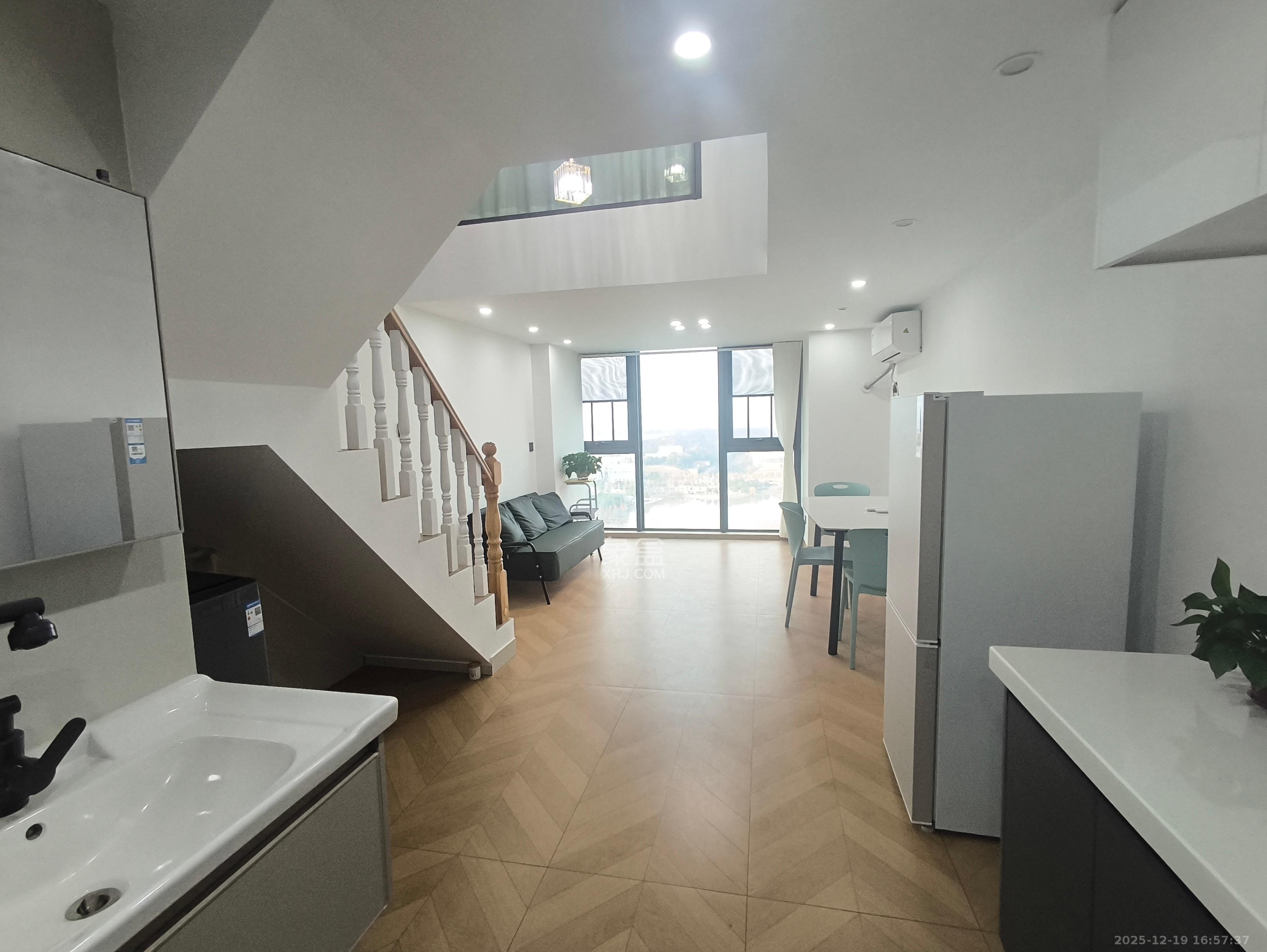 绿地V岛  1室1厅1卫    2200.0元/月