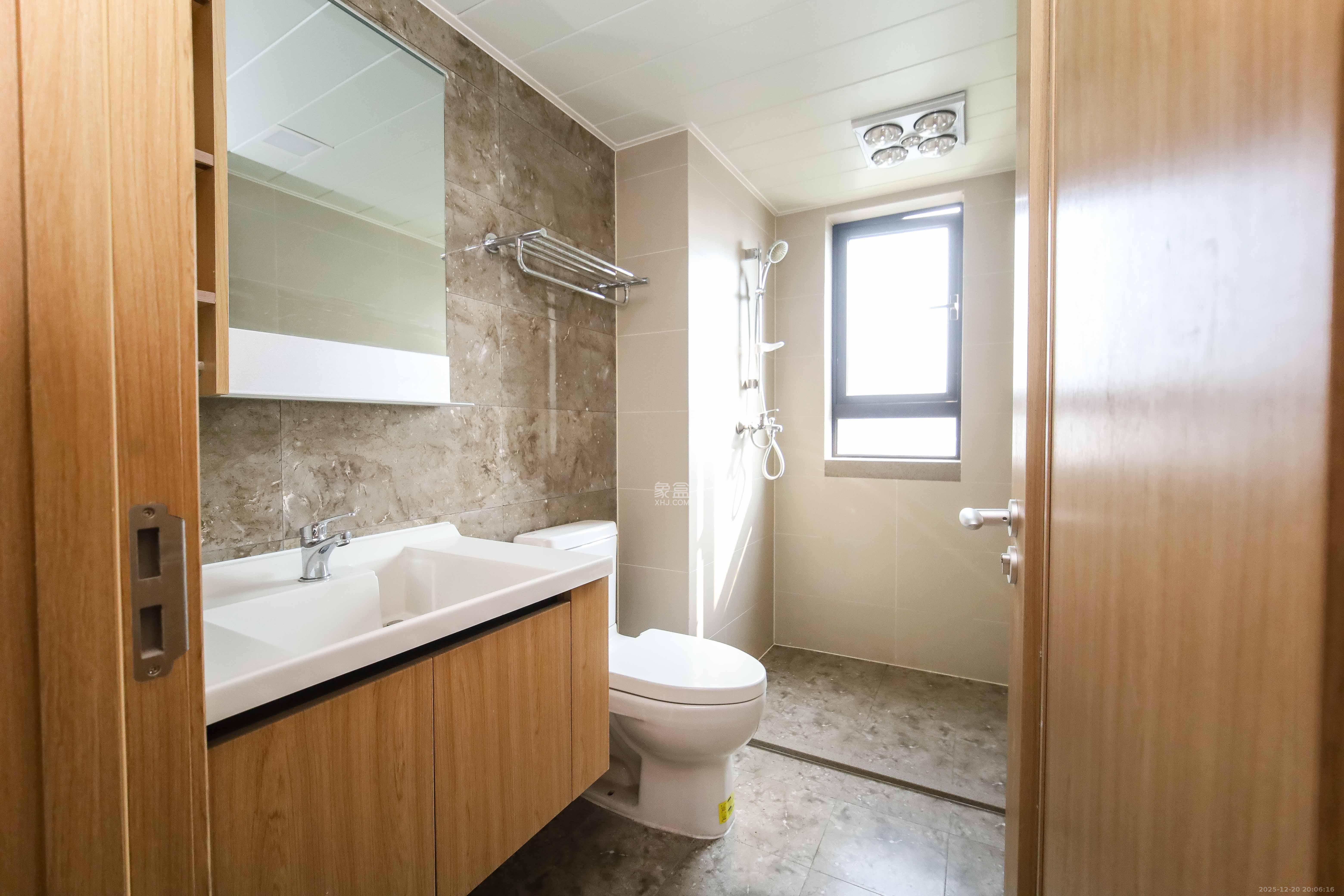 万科金域蓝湾  3室2厅2卫    102.8万卫生间