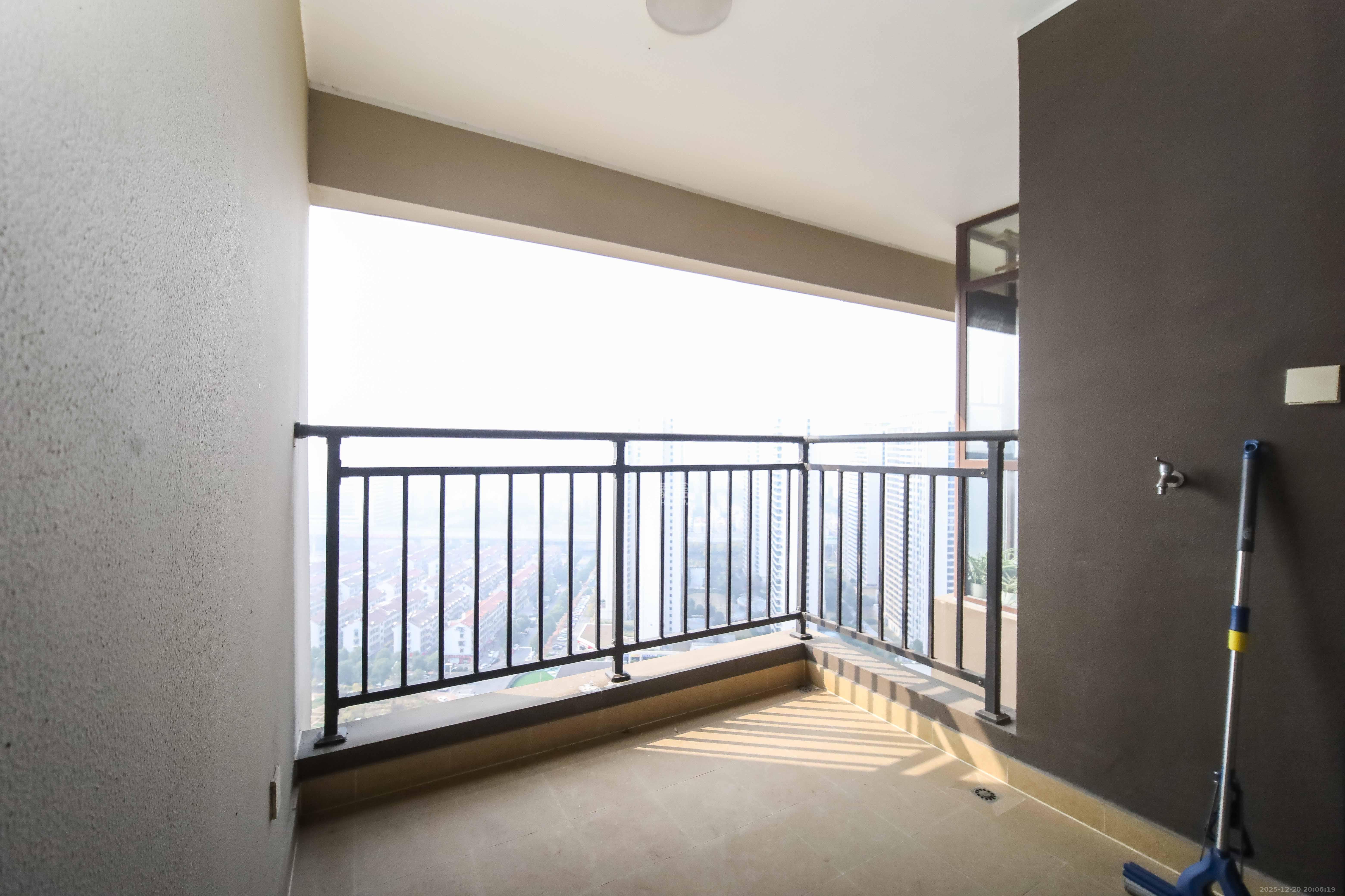 万科金域蓝湾  3室2厅2卫    102.8万阳台