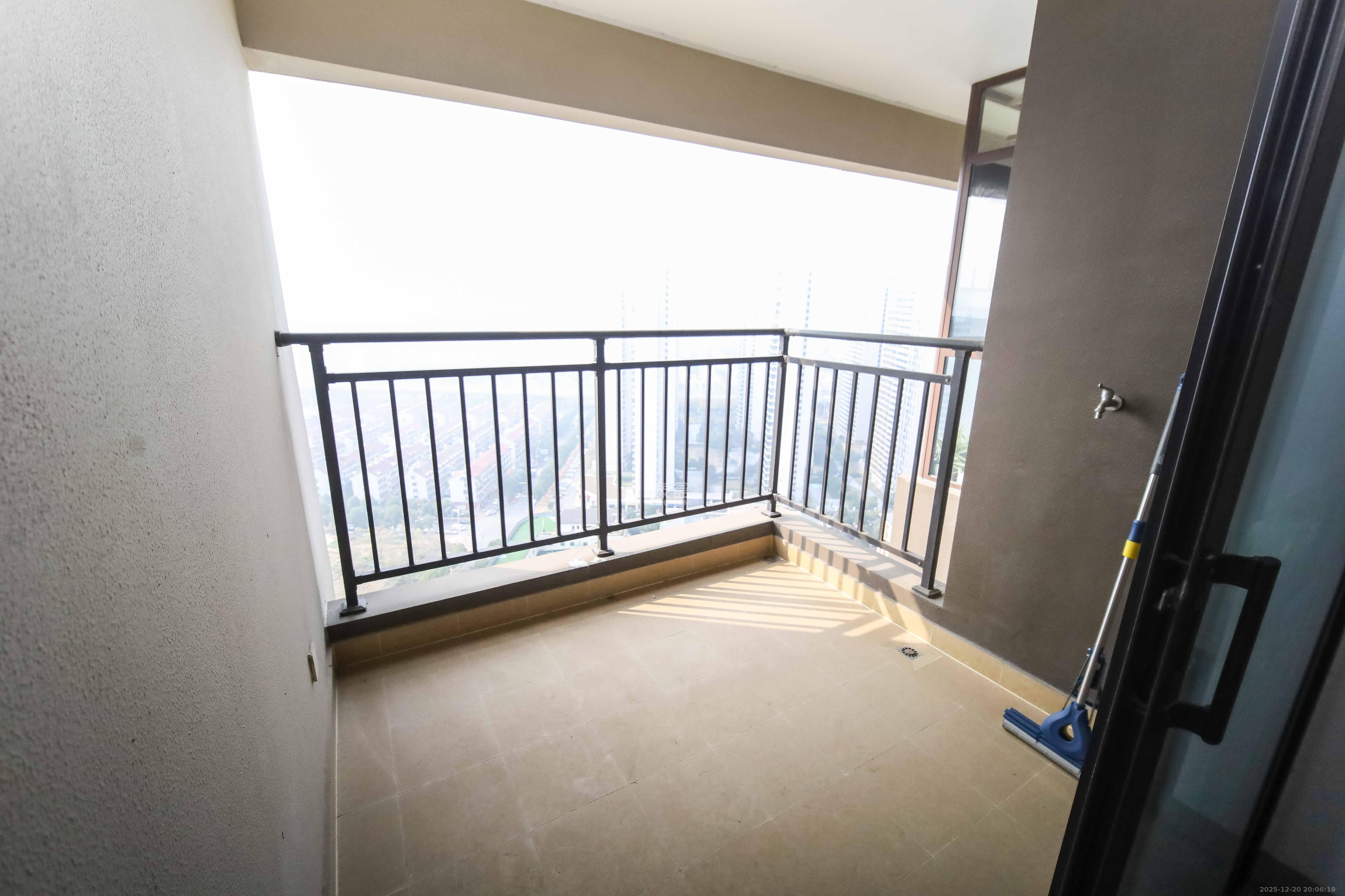 万科金域蓝湾  3室2厅2卫    102.8万阳台