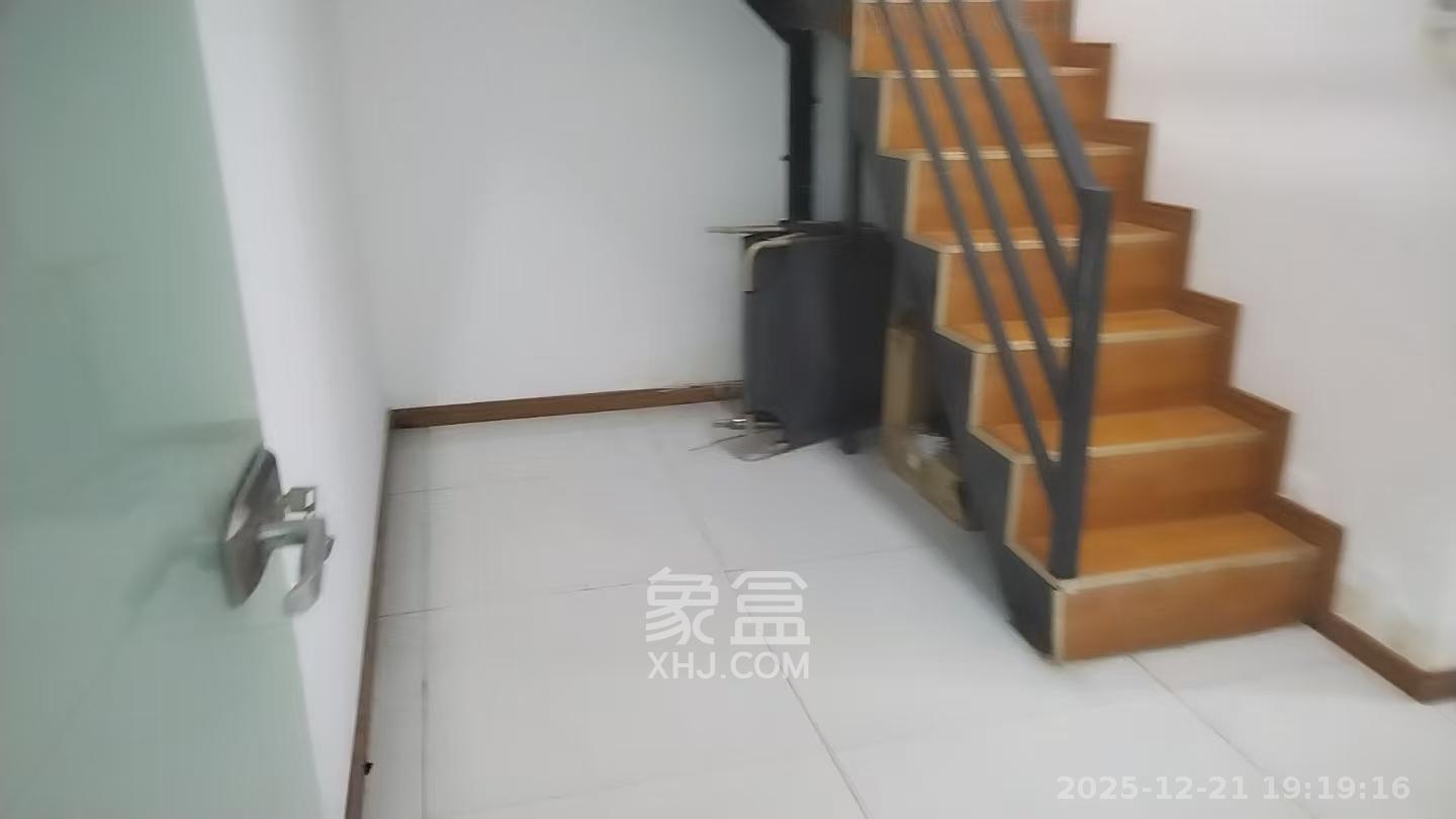 华润置地广场二期 1室1厅1卫 4000.0元/月 华润置地广场二期 1室1厅1卫 4000.0元/月室内图