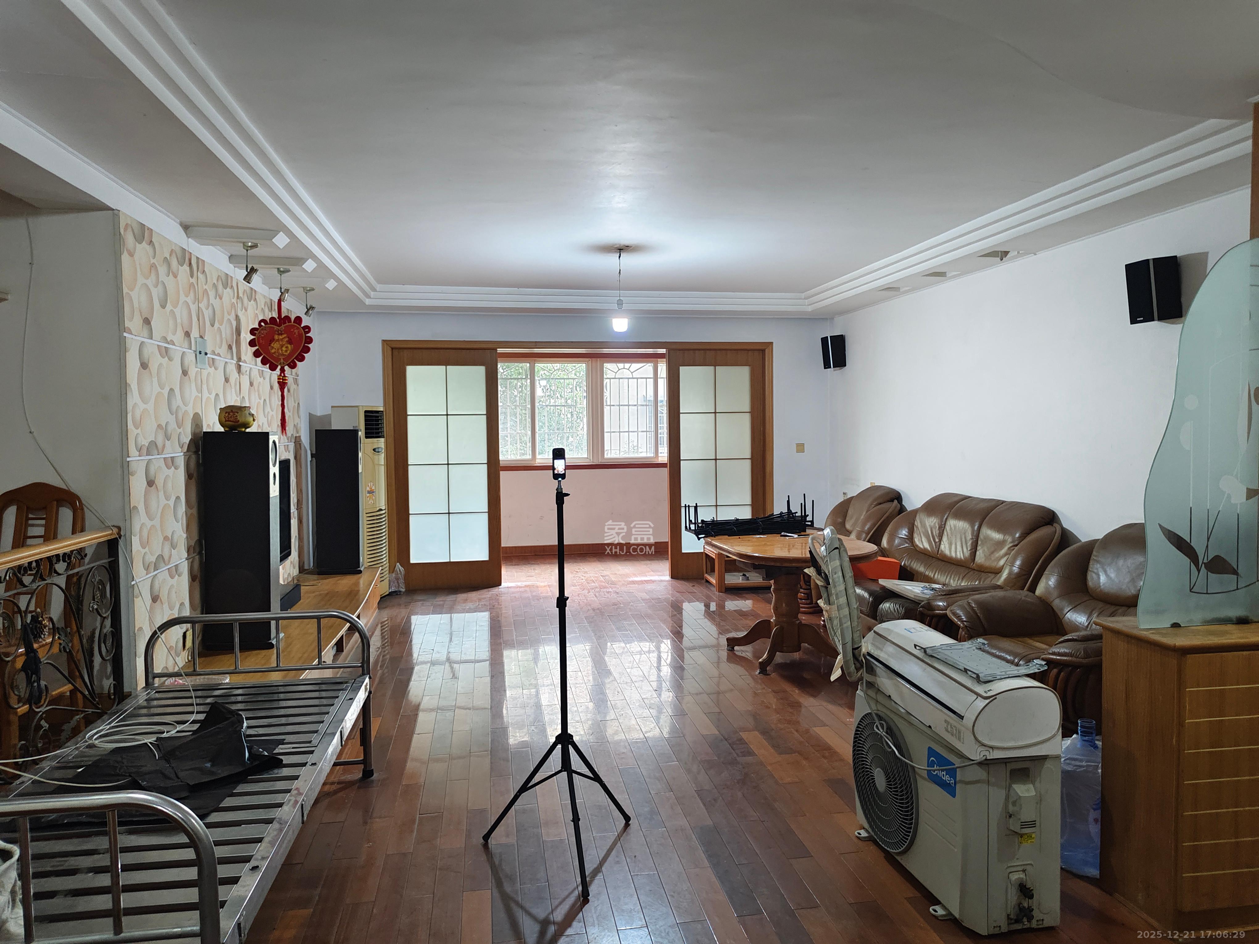 航天大院  4室2厅2卫    2200.0元/月