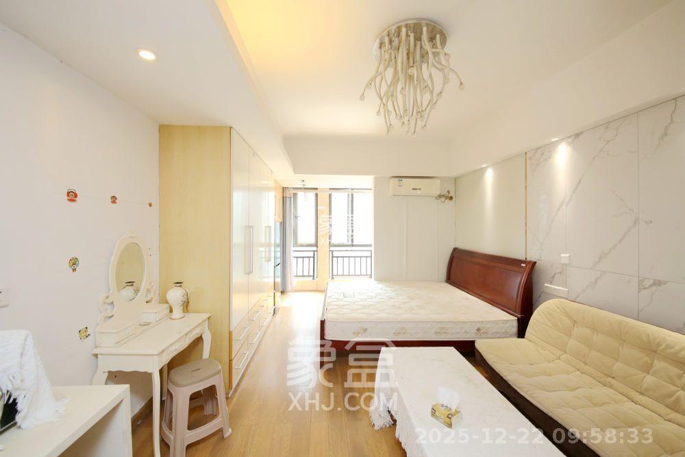 万象凯旋湾  1室1厅1卫    1500.0元/月