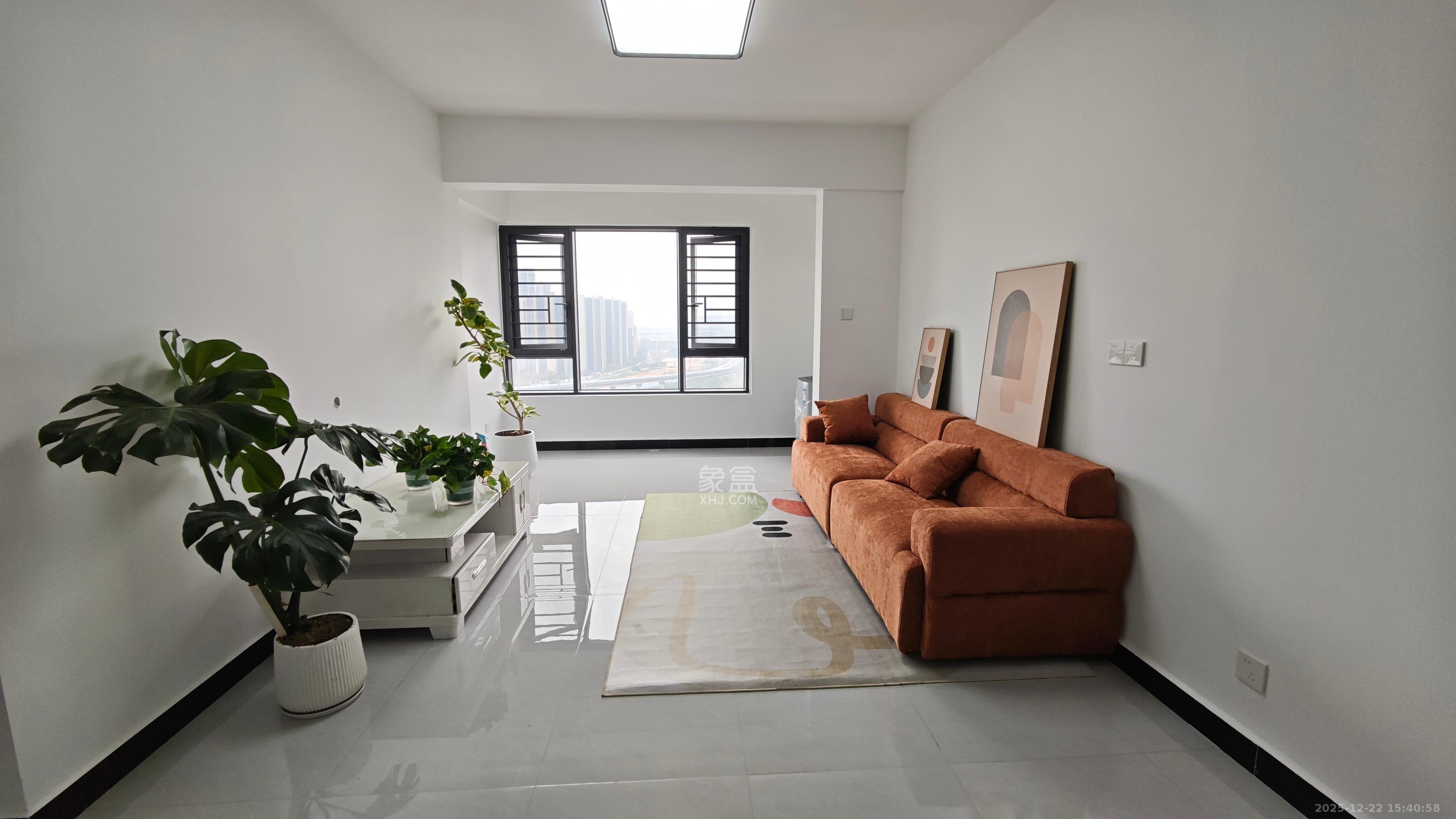 阳光城尚东湾蓝莓苑  3室2厅1卫    2500.0元/月