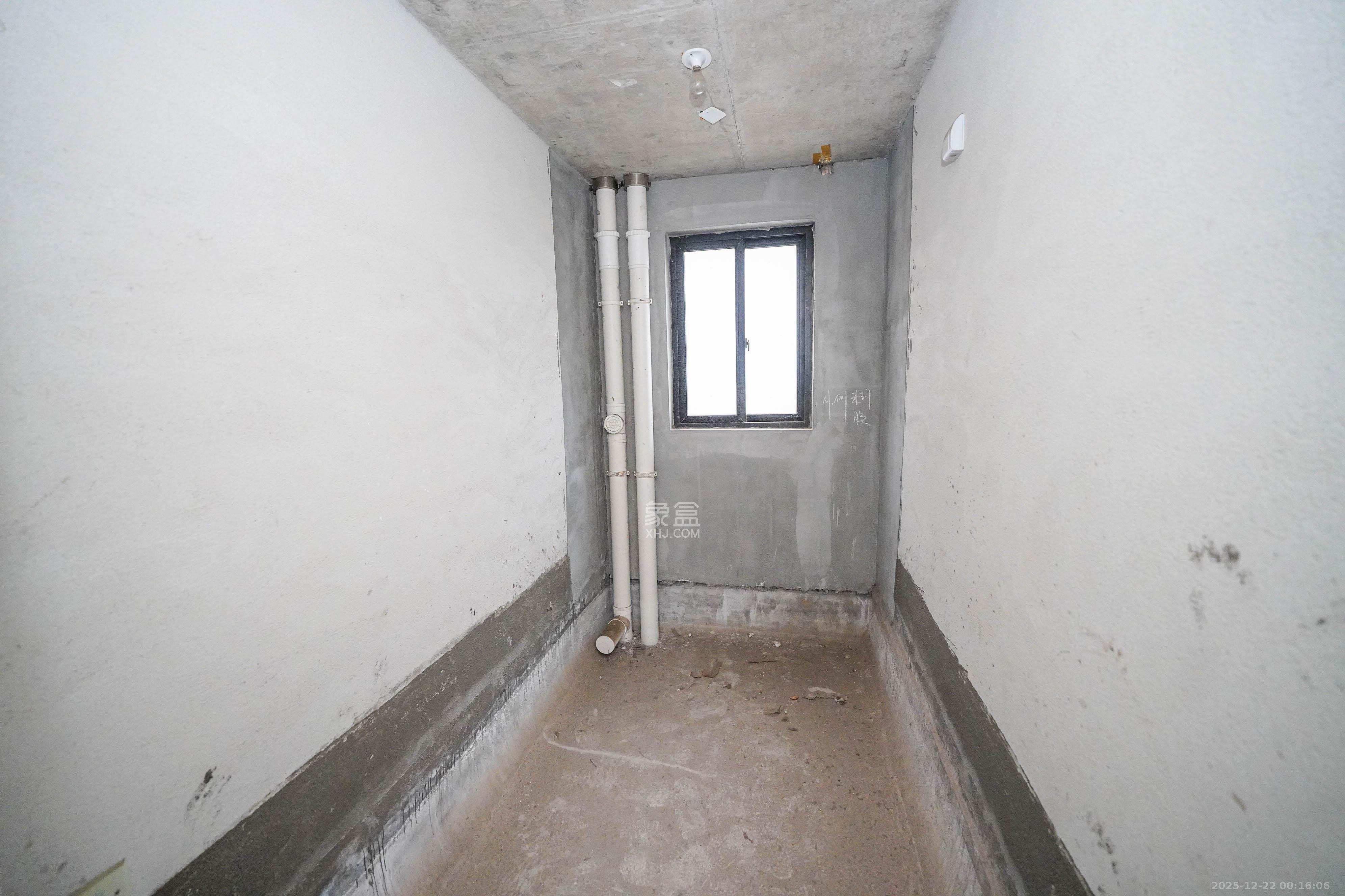 中悦领秀城  4室2厅2卫    62.0万卫生间