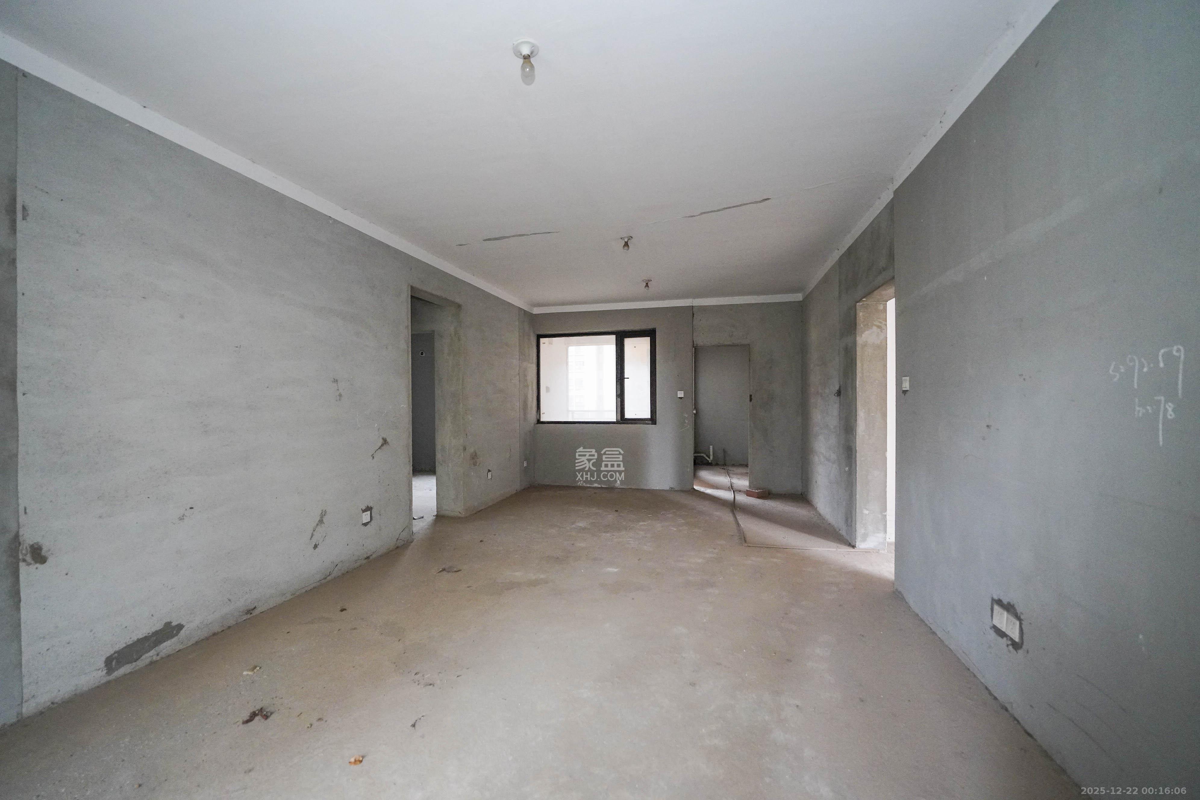 中悦领秀城  4室2厅2卫    62.0万客厅