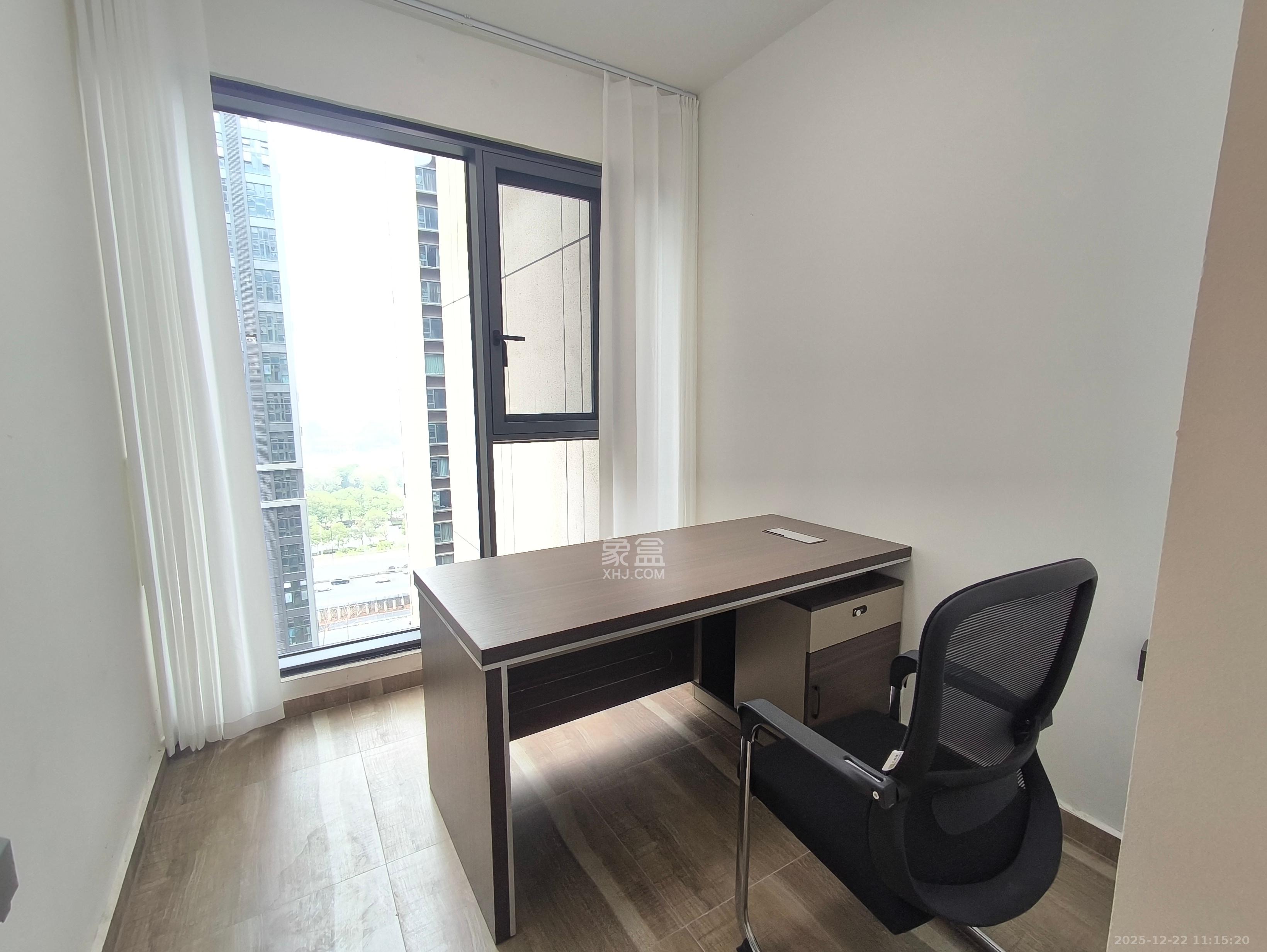 绿地V岛  4室1厅2卫    4200.0元/月