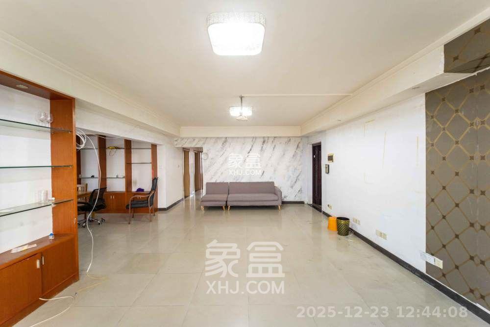 诺亚方舟大厦  4室2厅2卫    3100.0元/月