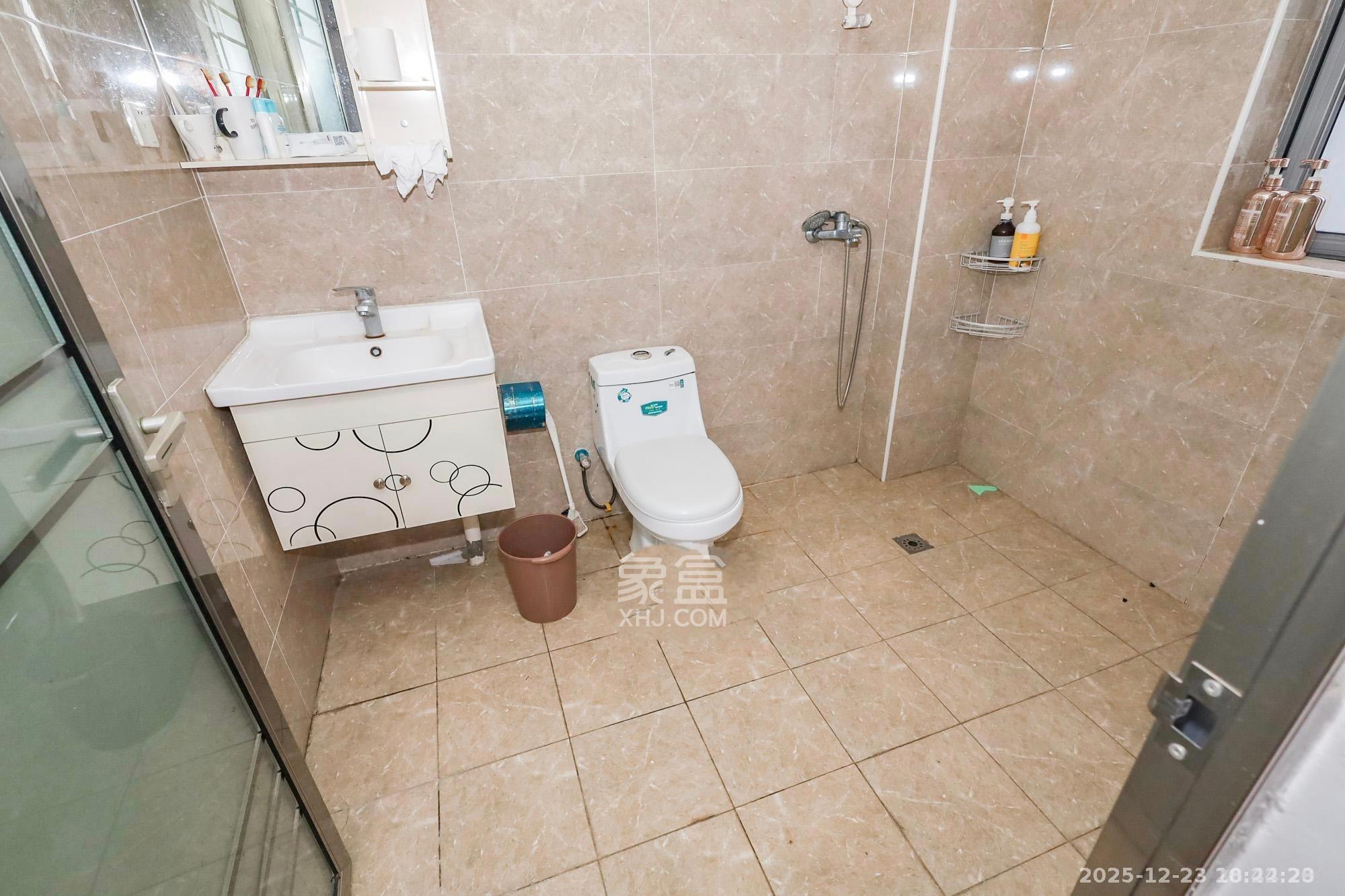 八方小区B区  4室2厅2卫    5500.0元/月室内图