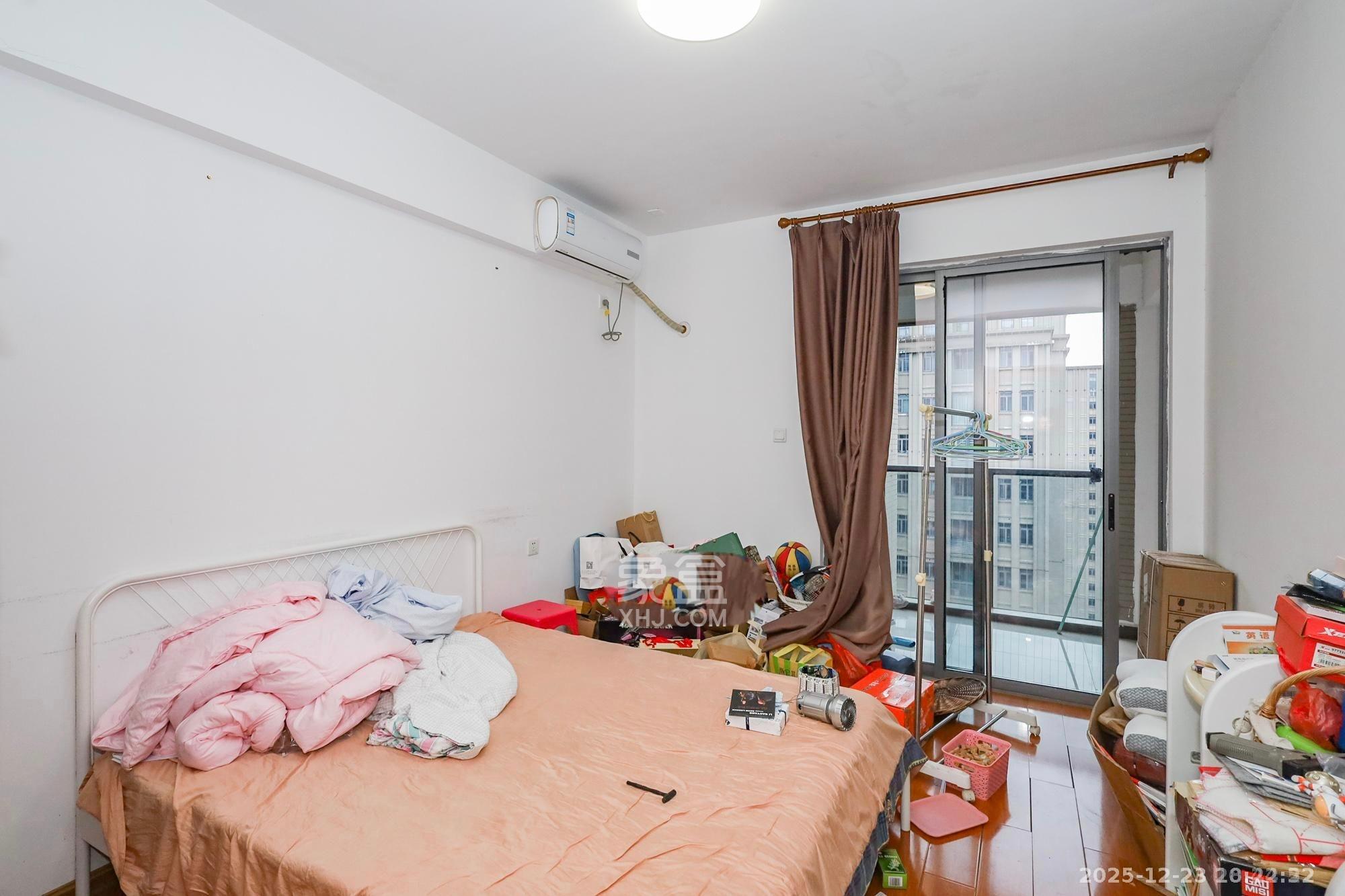 八方小区B区  4室2厅2卫    5500.0元/月室内图