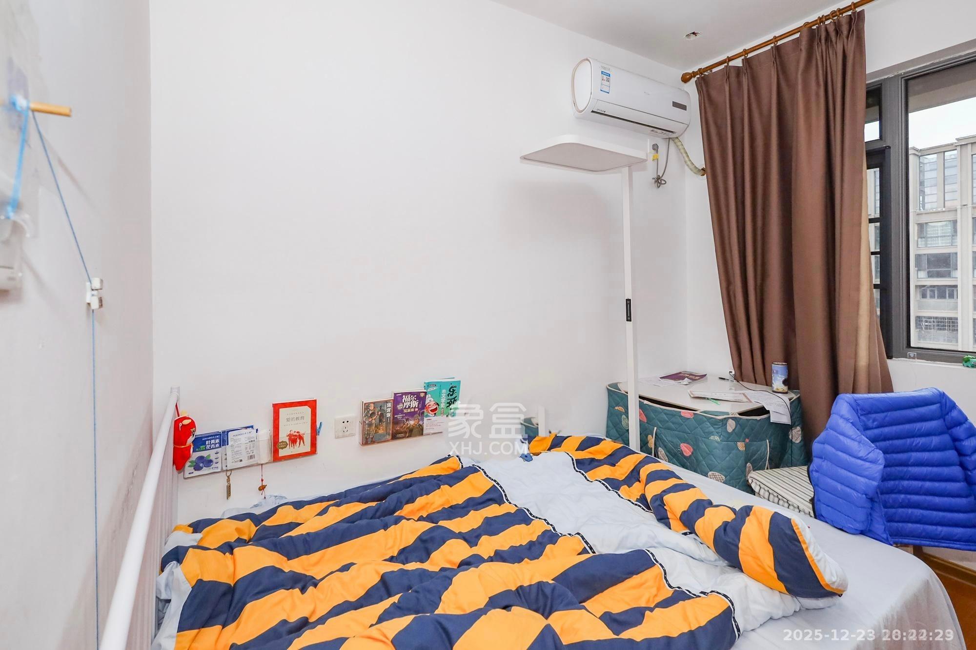 八方小区B区  4室2厅2卫    5500.0元/月室内图