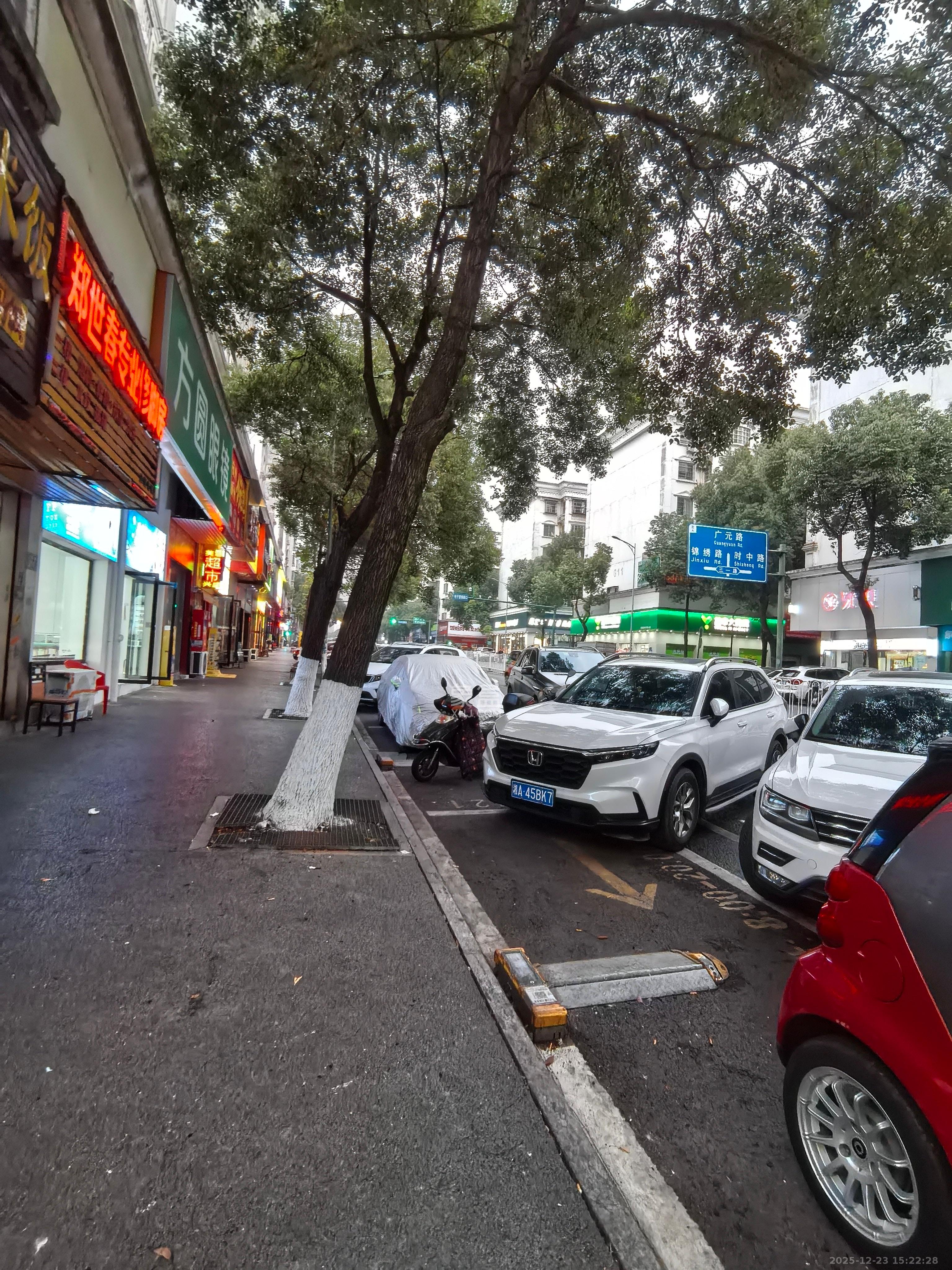 中南汽车世界   44.0㎡      3500.0元/月室内图