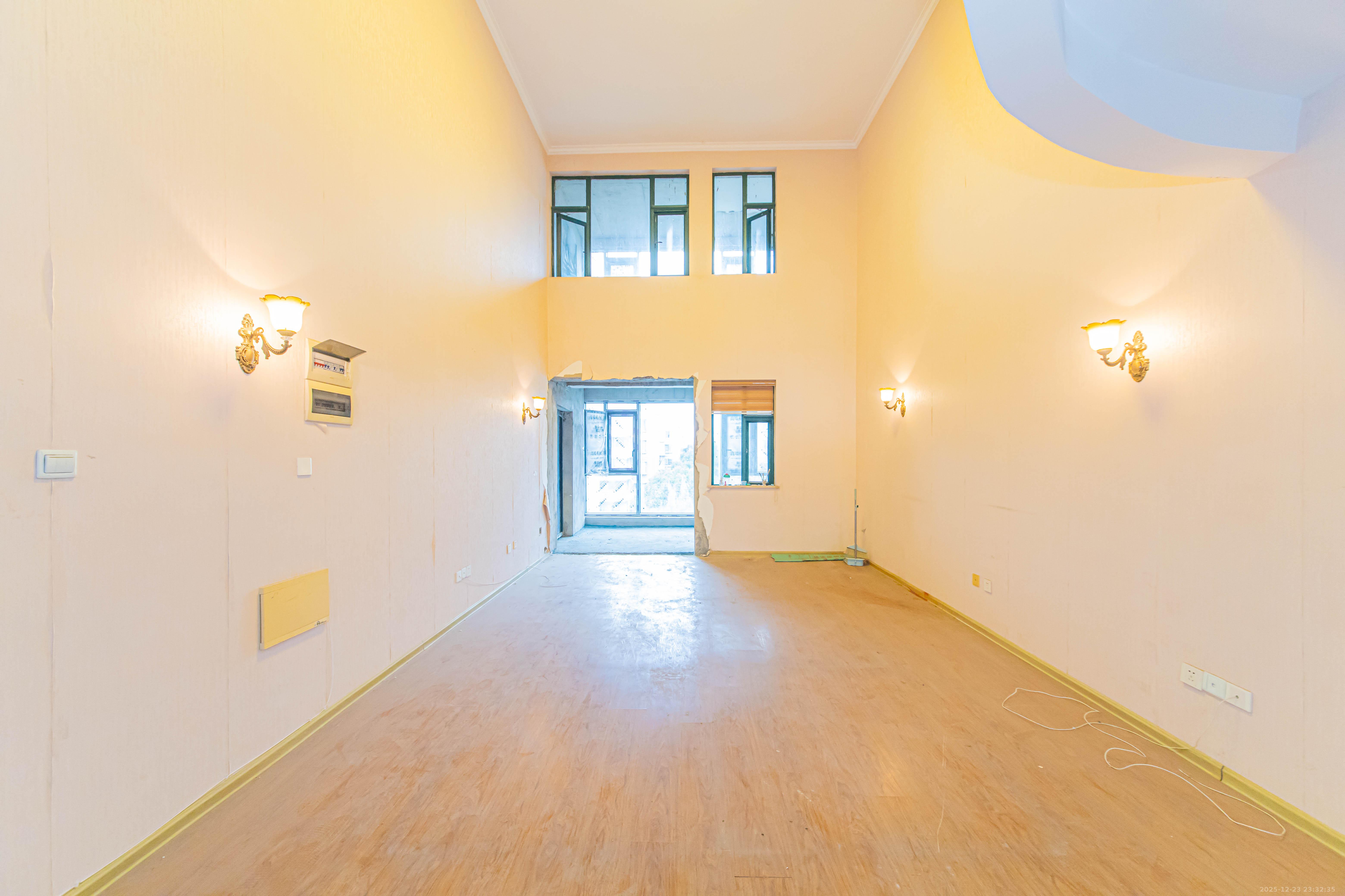 银桂苑  5室2厅3卫    180.0万