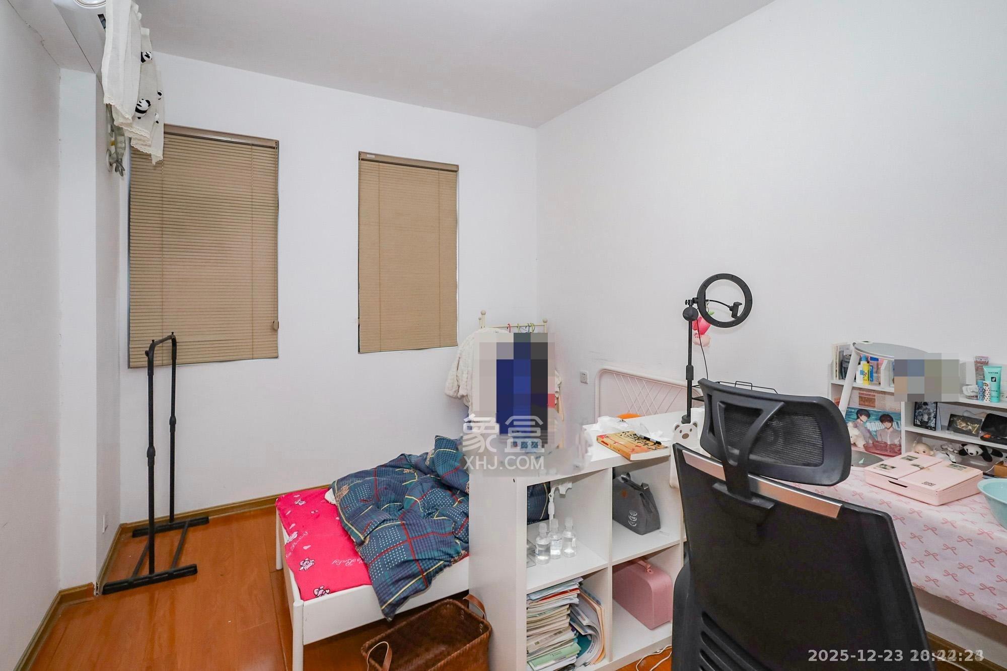 八方小区B区  4室2厅2卫    5500.0元/月室内图