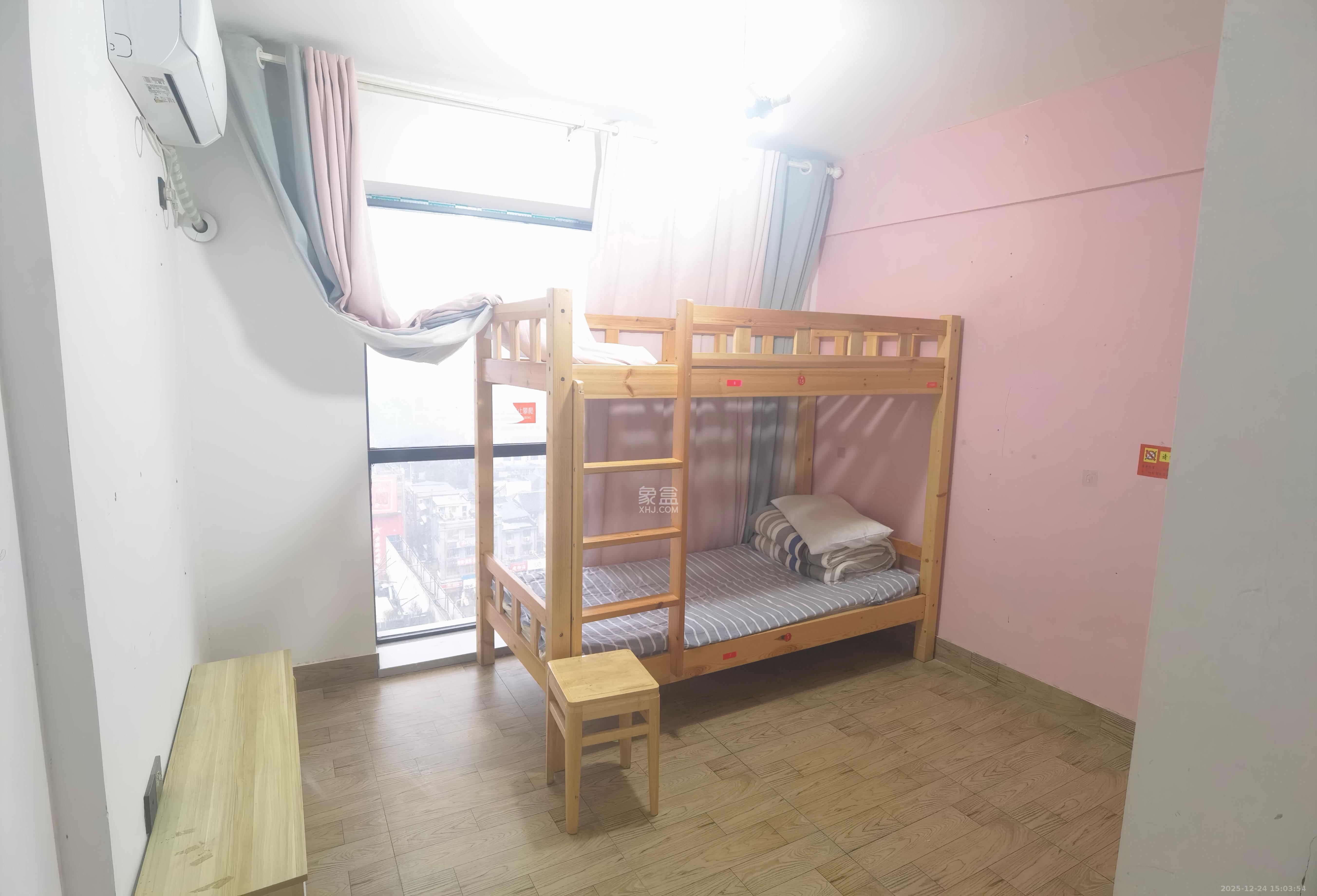 君临国际  4室2厅4卫    5400.0元/月