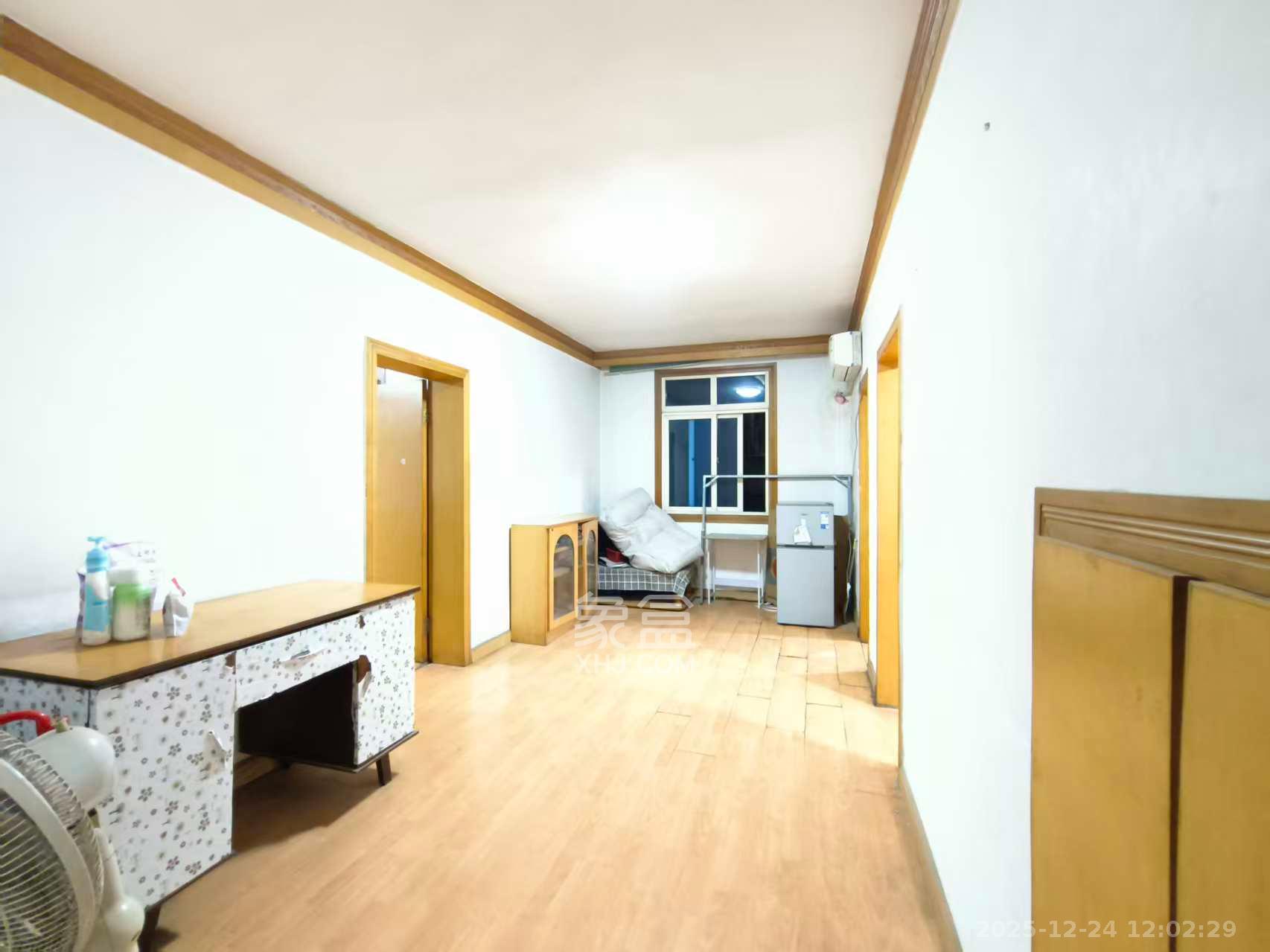 中心医院宿舍  1室2厅1卫    2000.0元/月