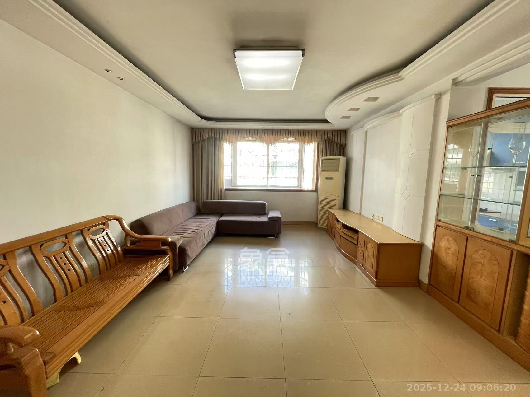 德政园  3室2厅2卫    2200.0元/月