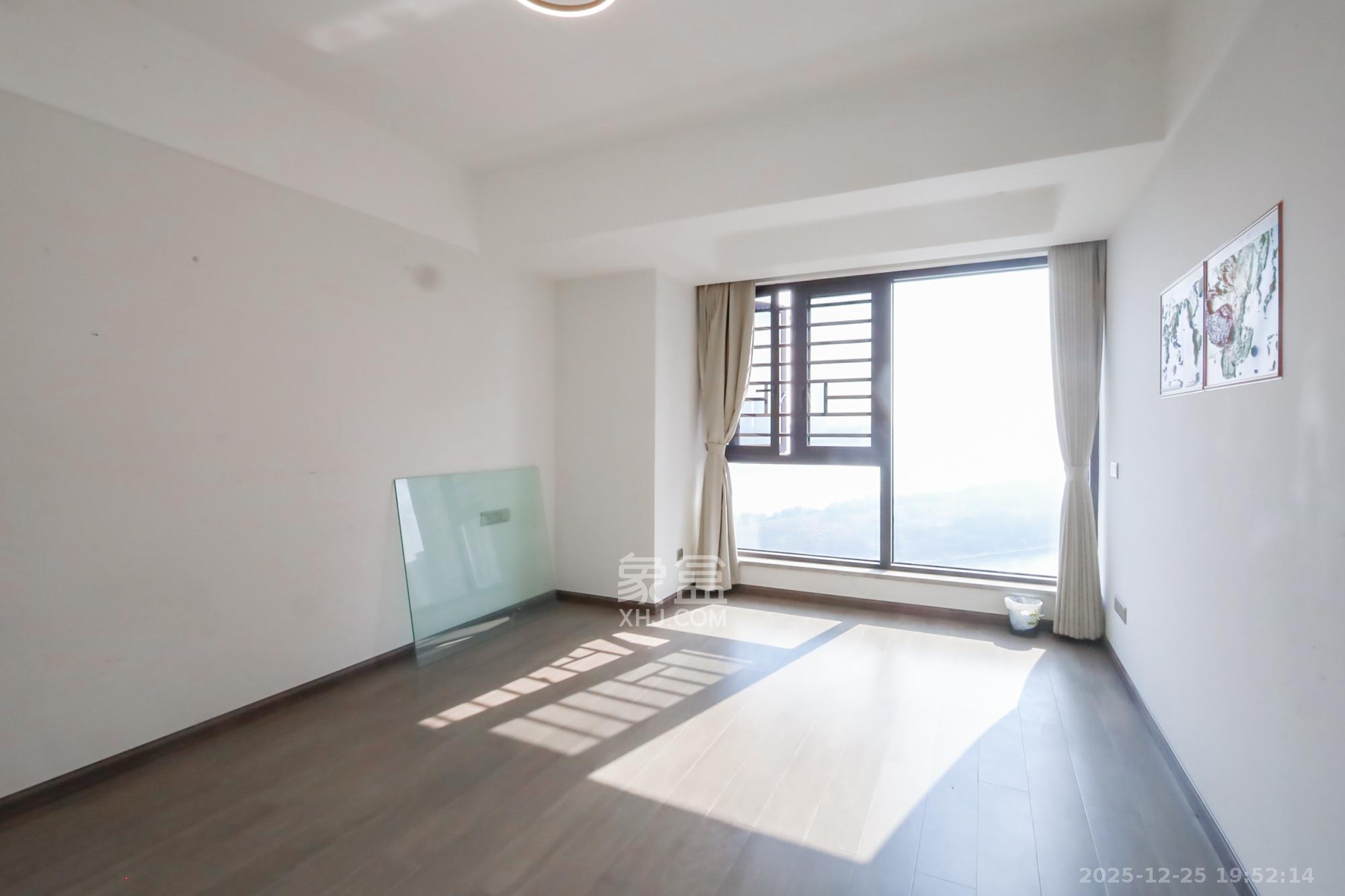 保利西海岸A区 4室2厅2卫 320.0万 保利西海岸A区 4室2厅2卫 320.0万卧室