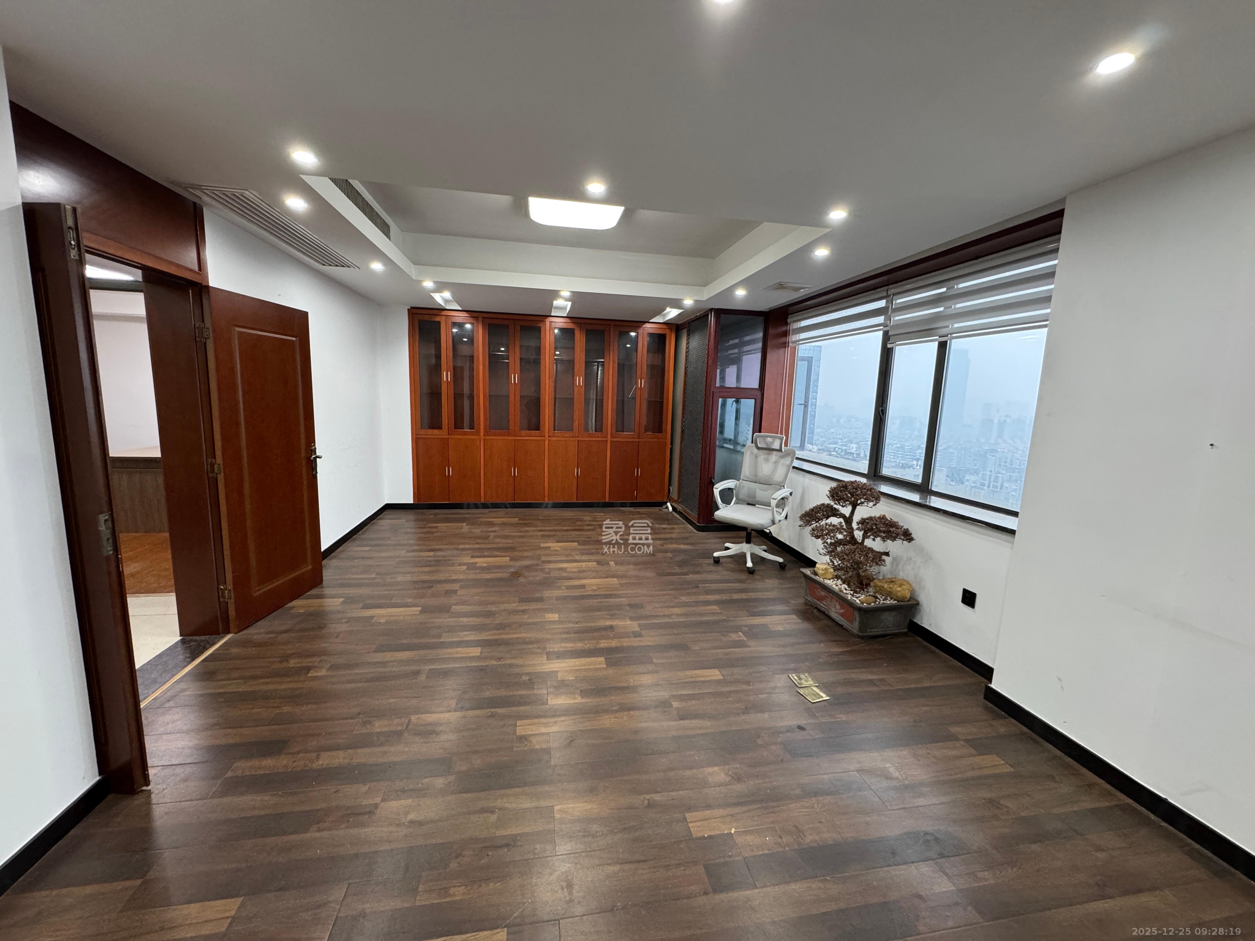 长房中庭国际(东郡华蓉广场) 3室1厅2卫 5200.0元/月 长房中庭国际(东郡华蓉广场) 3室1厅2卫 5200.0元/月室内图